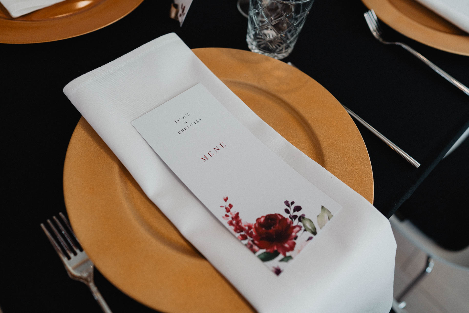 Sommerhochzeit auf dem Eckberg bei Kitchen and Soul fotografiert von Lisa & Andi Photography. Hochzeitsdekoration in schwarz und gold.