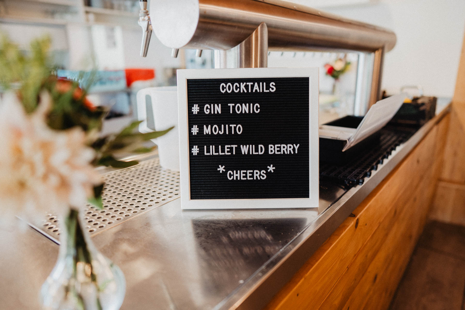 Sommerhochzeit auf dem Eckberg bei Kitchen and Soul fotografiert von Lisa & Andi Photography. Hochzeitsdekoration in schwarz und gold.