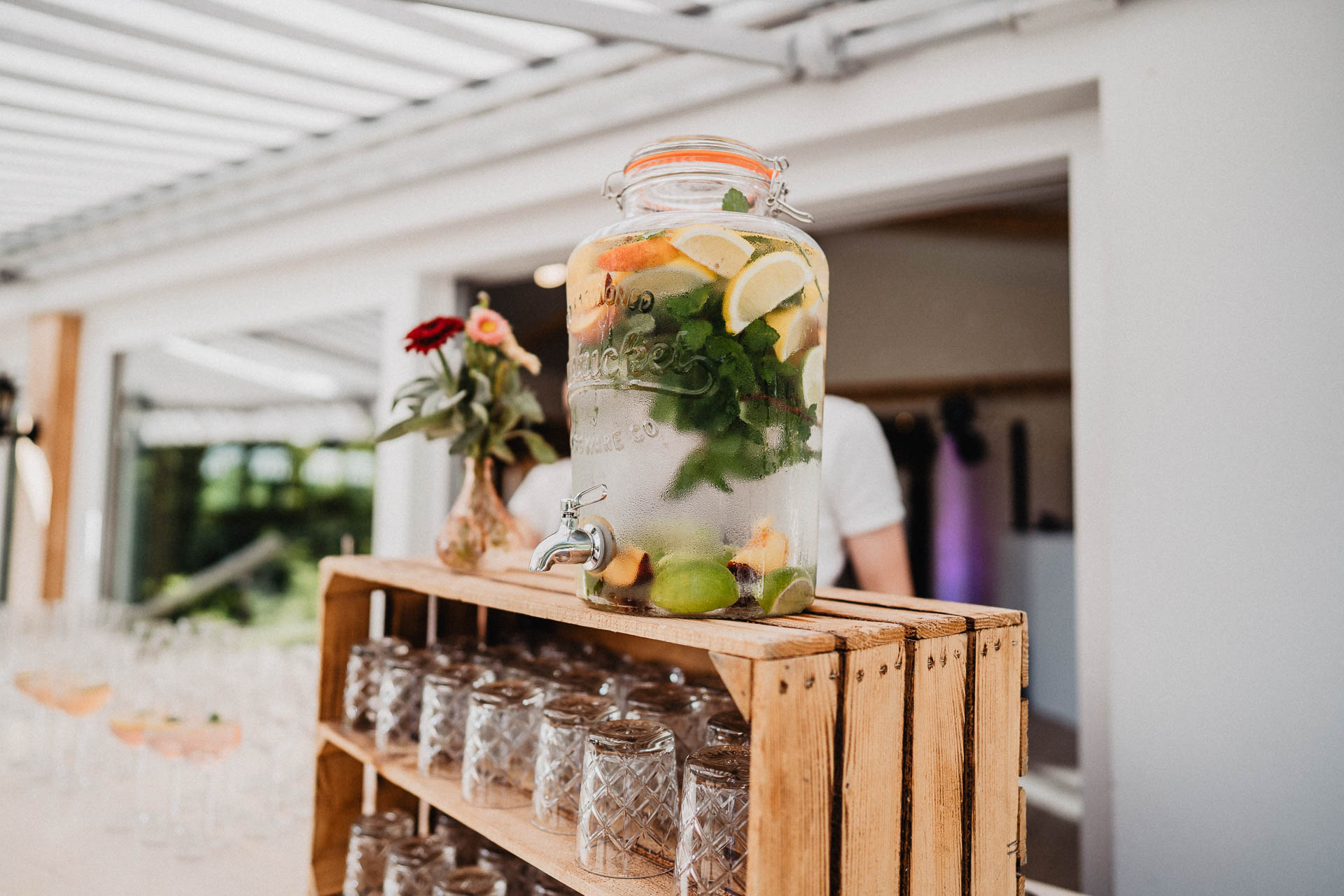 Sommerhochzeit auf dem Eckberg bei Kitchen and Soul fotografiert von Lisa & Andi Photography. Hochzeitsdekoration in schwarz und gold.