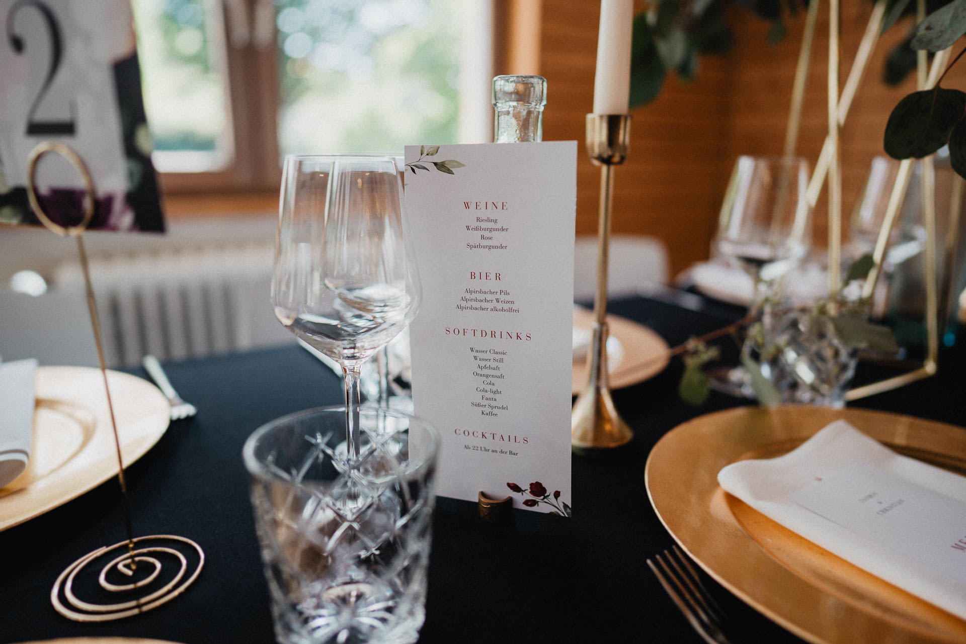 Sommerhochzeit auf dem Eckberg bei Kitchen and Soul fotografiert von Lisa & Andi Photography. Hochzeitsdekoration in schwarz und gold.