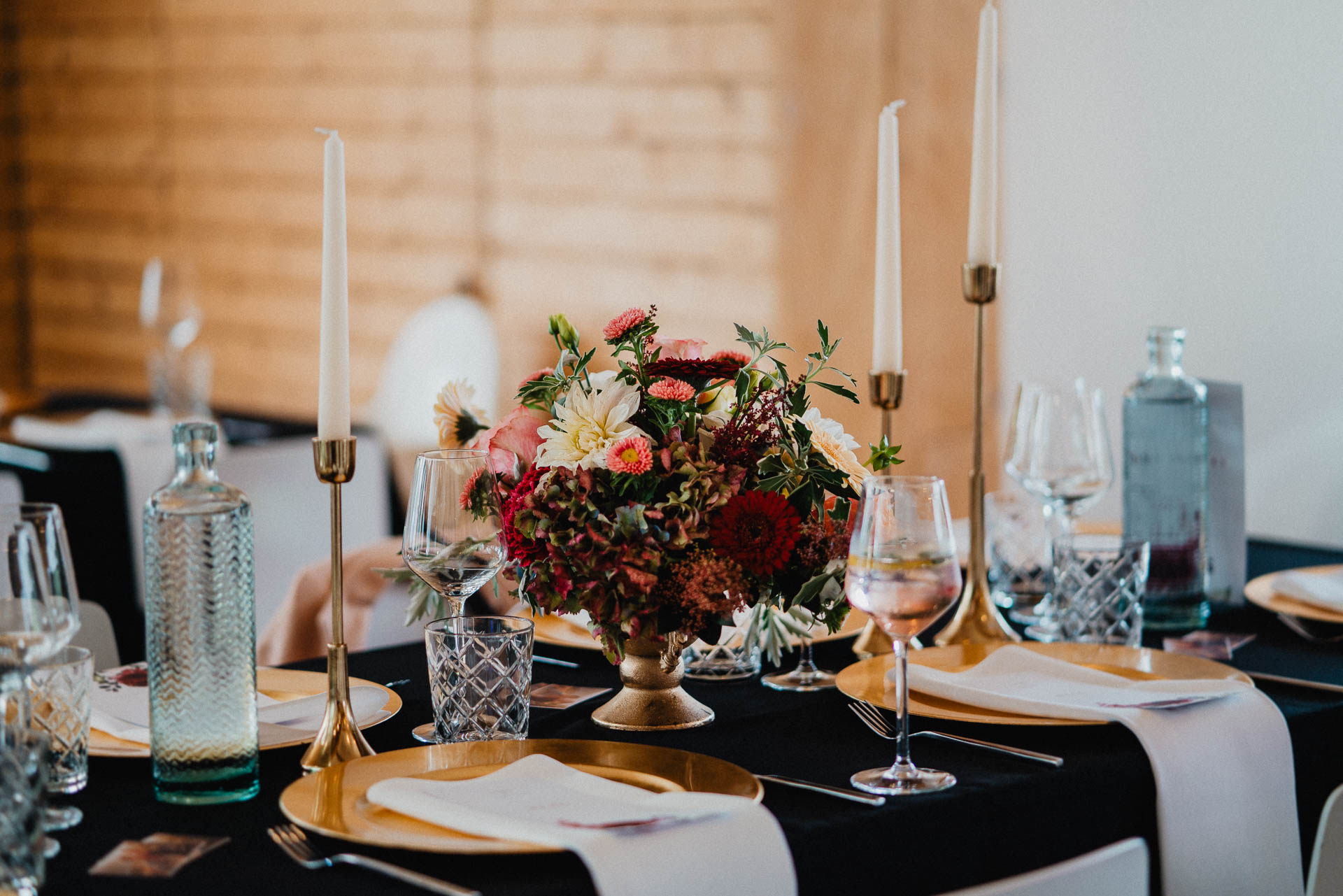Sommerhochzeit auf dem Eckberg bei Kitchen and Soul fotografiert von Lisa & Andi Photography. Hochzeitsdekoration in schwarz und gold.