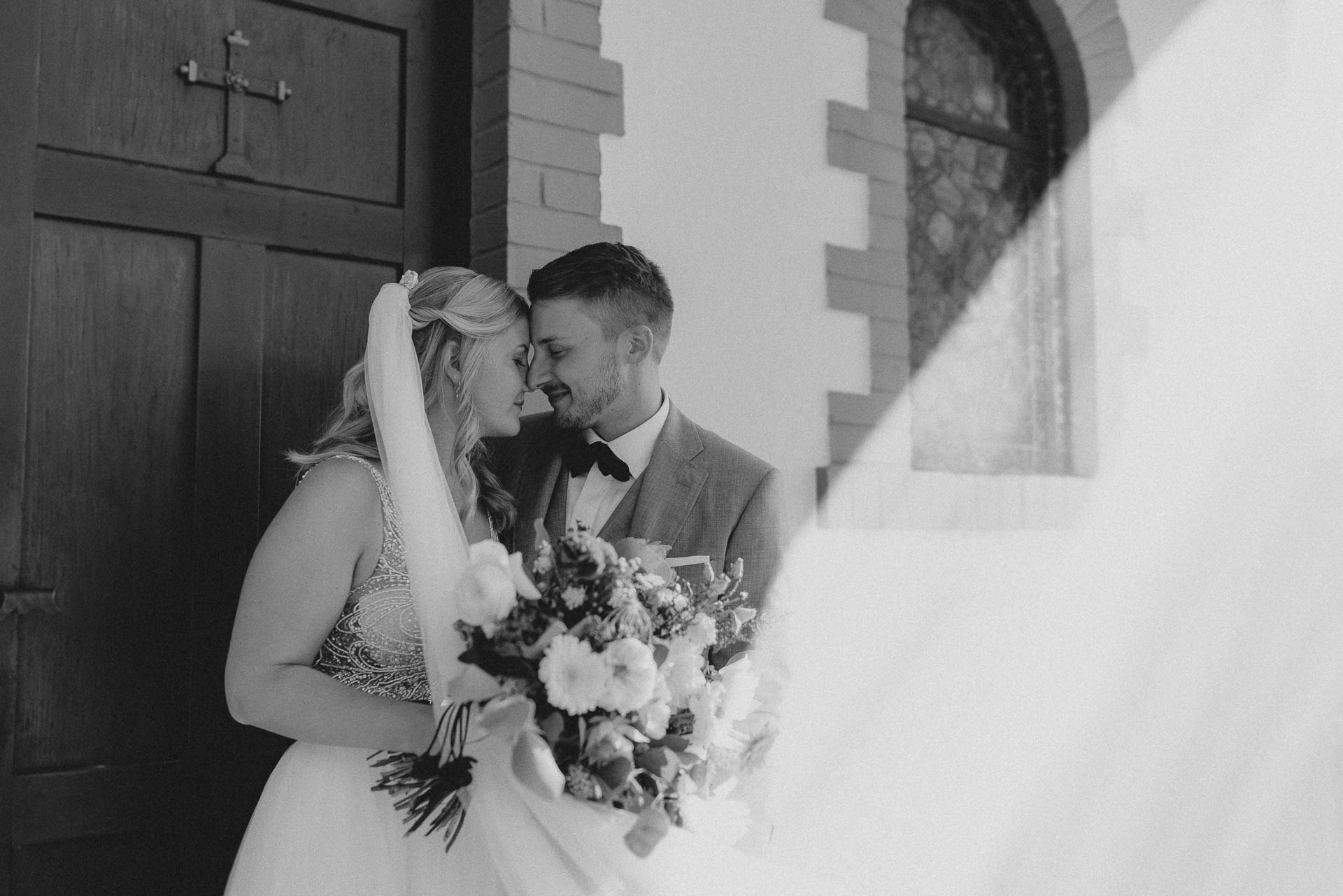 Sommerhochzeit auf dem Eckberg bei Kitchen and Soul fotografiert von Lisa & Andi Photography. Braut und Bräutigam beim Paarshooting.
