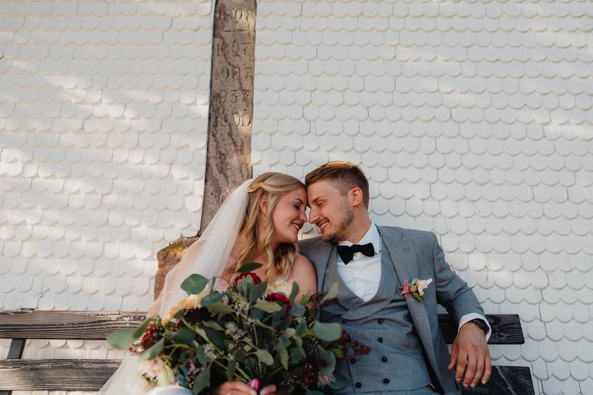 Sommerhochzeit auf dem Eckberg bei Kitchen and Soul fotografiert von Lisa & Andi Photography. Braut und Bräutigam beim Paarshooting.