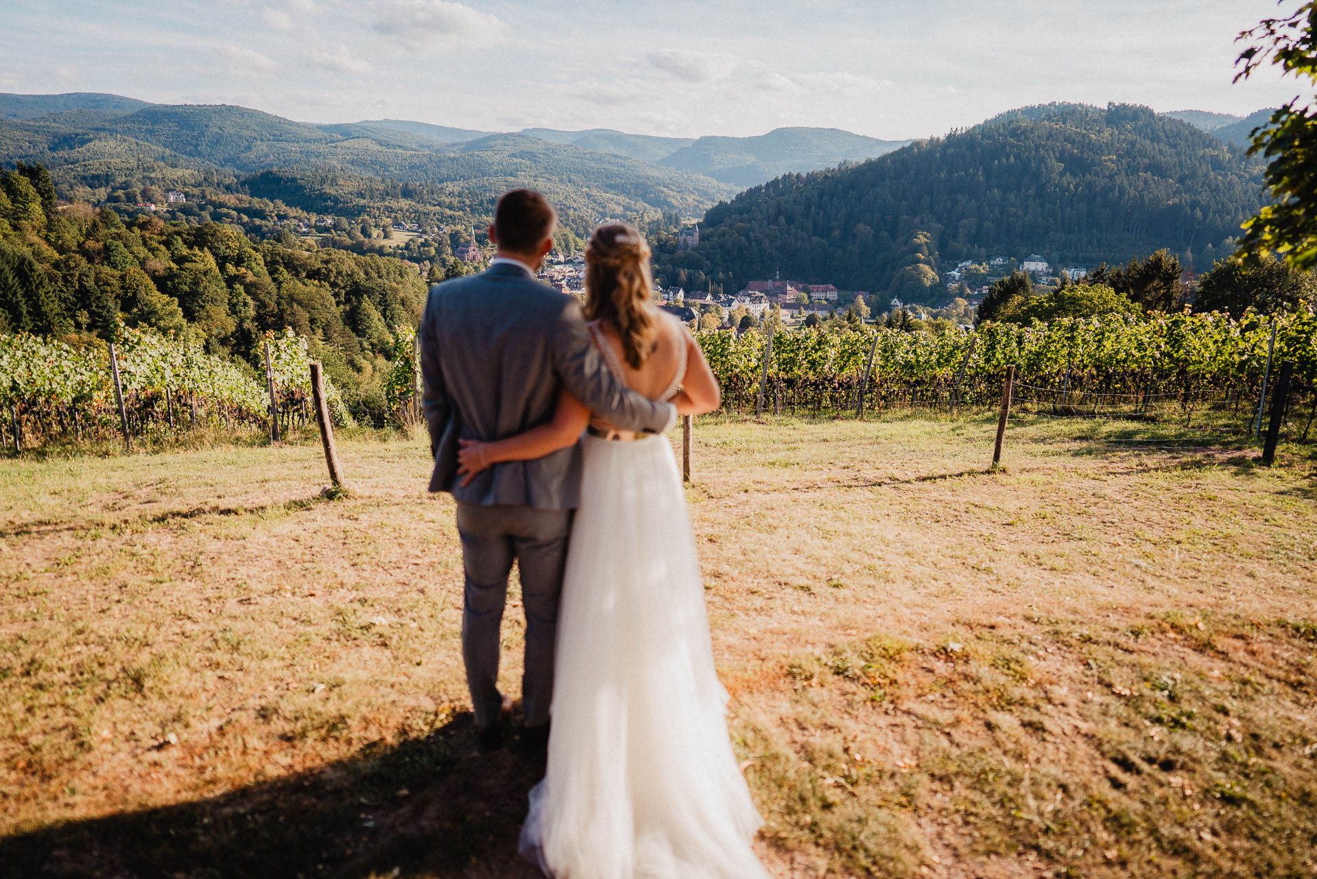 Sommerhochzeit auf dem Eckberg bei Kitchen and Soul fotografiert von Lisa & Andi Photography. Braut und Bräutigam beim Paarshooting.