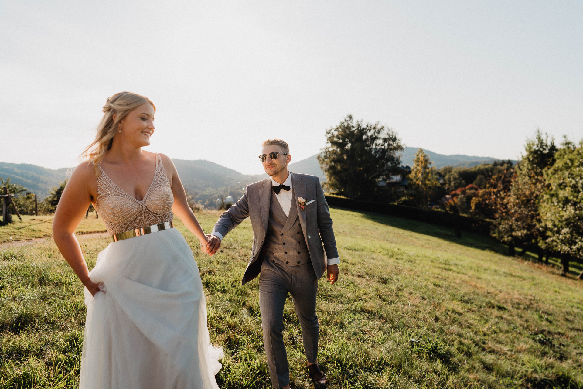Sommerhochzeit auf dem Eckberg bei Kitchen and Soul fotografiert von Lisa & Andi Photography. Braut und Bräutigam beim Paarshooting.