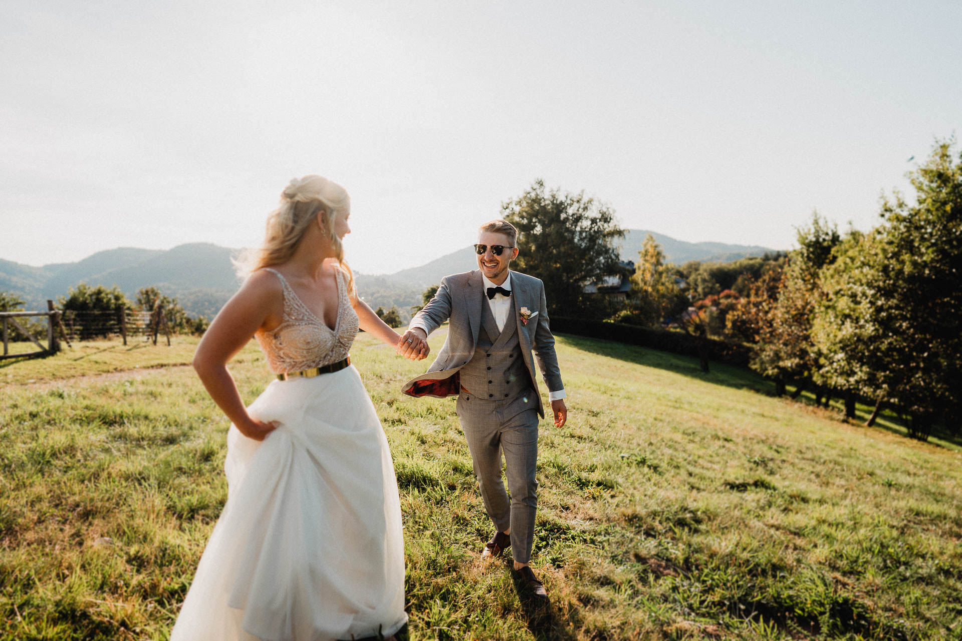 Sommerhochzeit auf dem Eckberg bei Kitchen and Soul fotografiert von Lisa & Andi Photography. Braut und Bräutigam beim Paarshooting.