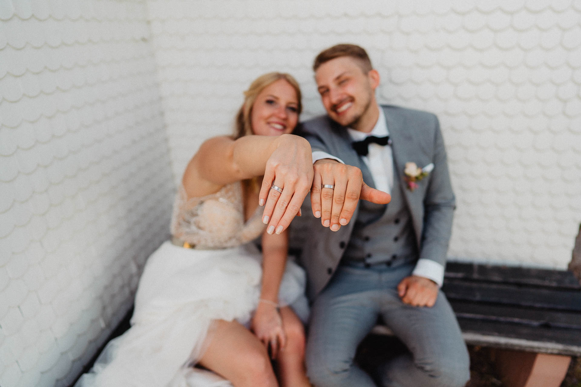 Sommerhochzeit auf dem Eckberg bei Kitchen and Soul fotografiert von Lisa & Andi Photography. Braut und Bräutigam beim Paarshooting.