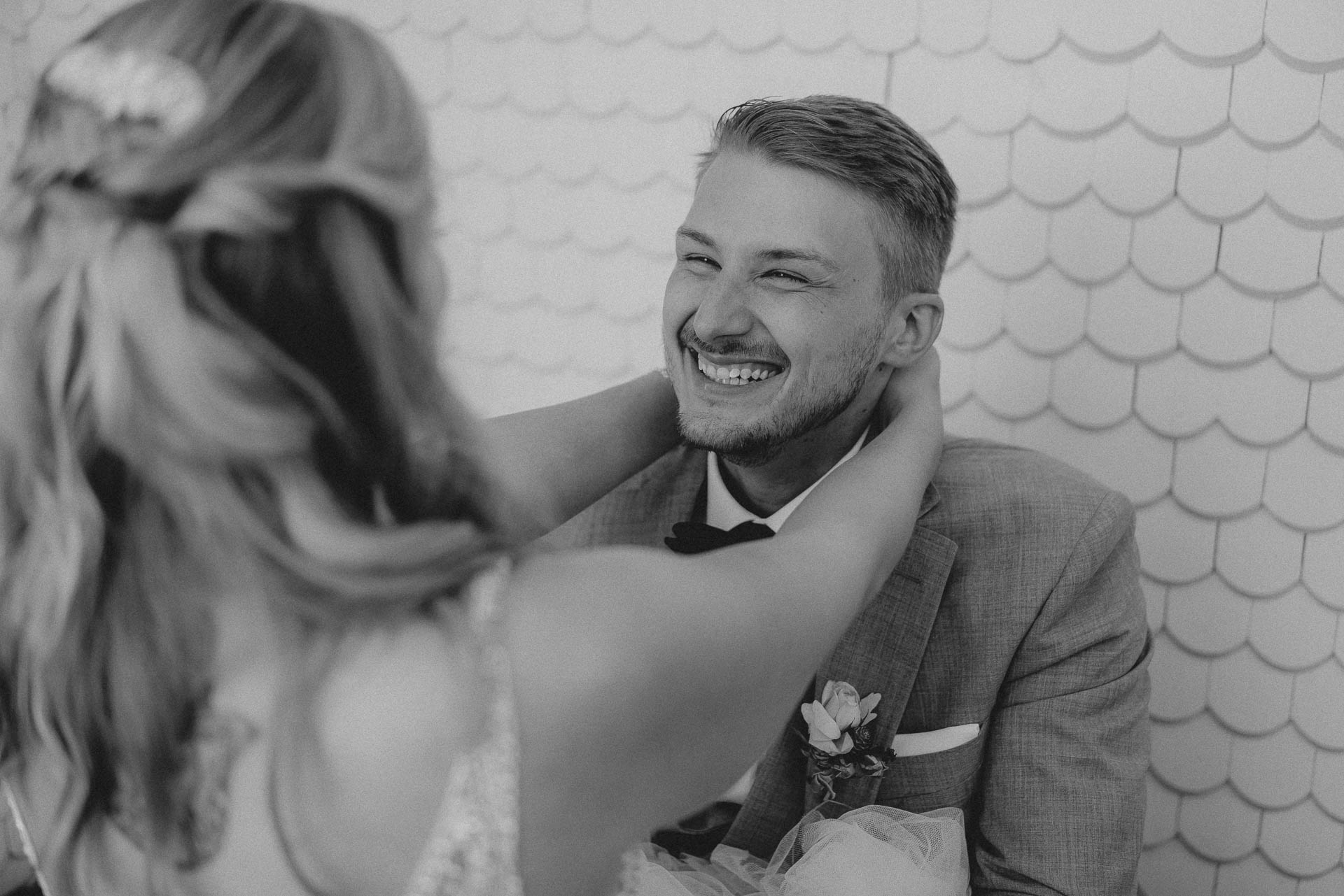 Sommerhochzeit auf dem Eckberg bei Kitchen and Soul fotografiert von Lisa & Andi Photography. Braut und Bräutigam beim Paarshooting.