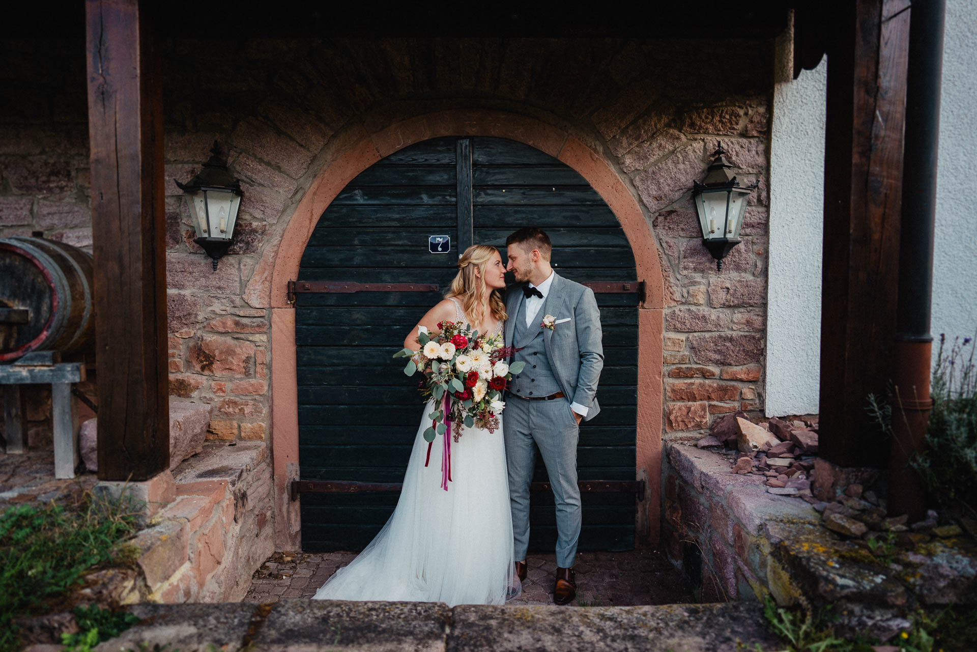 Sommerhochzeit auf dem Eckberg bei Kitchen and Soul fotografiert von Lisa & Andi Photography. Braut und Bräutigam beim Paarshooting.