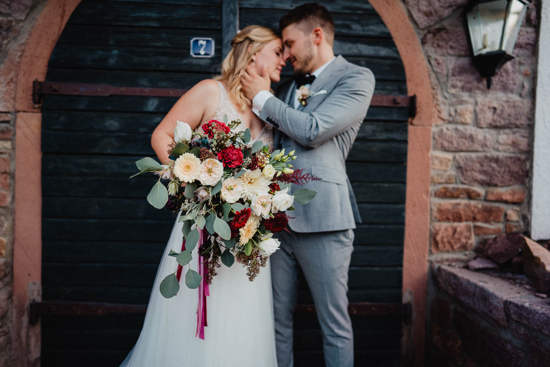 Sommerhochzeit auf dem Eckberg bei Kitchen and Soul fotografiert von Lisa & Andi Photography. Braut und Bräutigam beim Paarshooting.