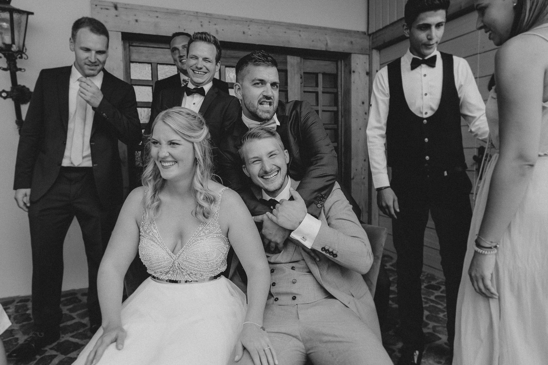 Sommerhochzeit auf dem Eckberg bei Kitchen and Soul fotografiert von Lisa & Andi Photography. Lustige Gruppenfotos.