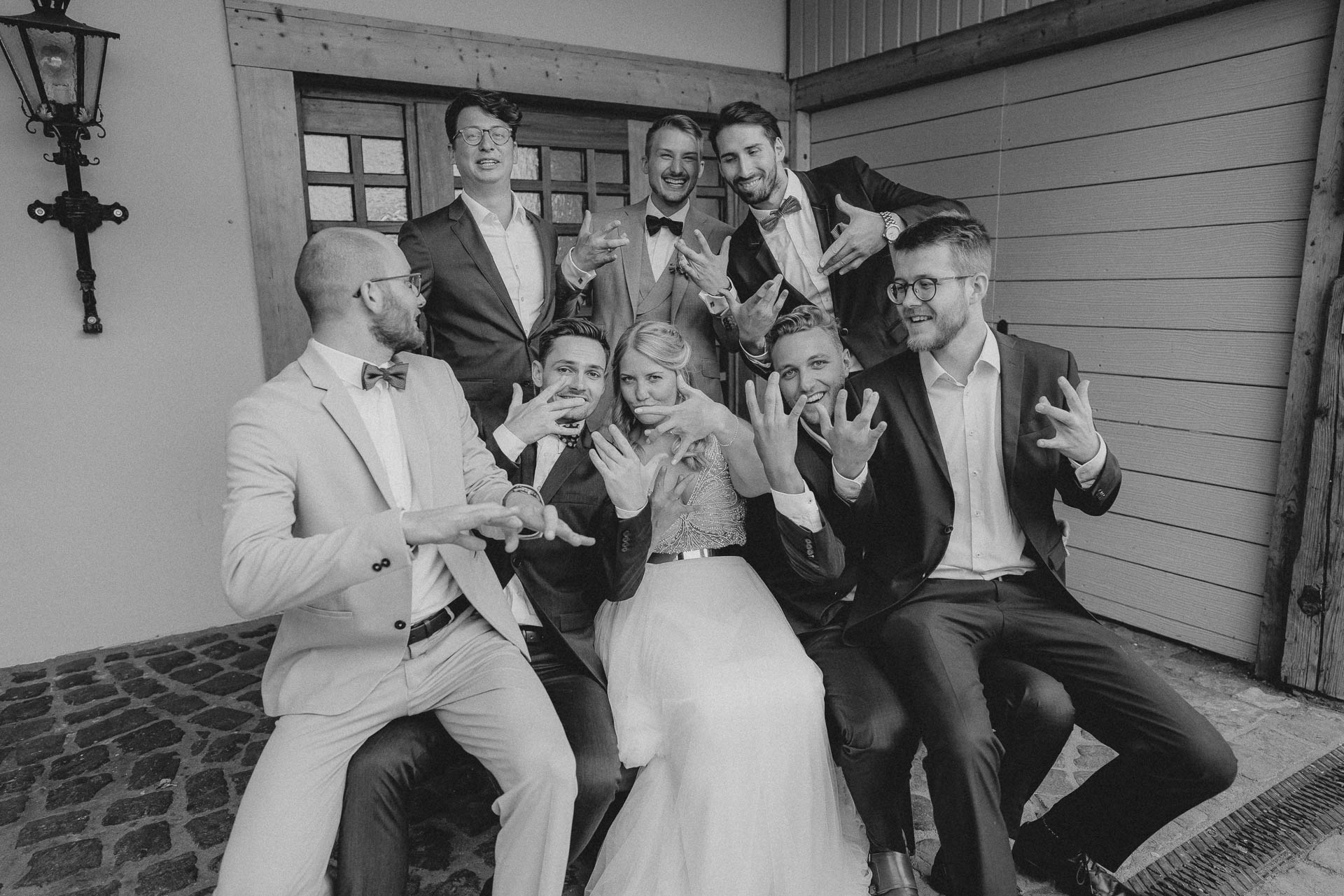 Sommerhochzeit auf dem Eckberg bei Kitchen and Soul fotografiert von Lisa & Andi Photography. Lustige Gruppenfotos.