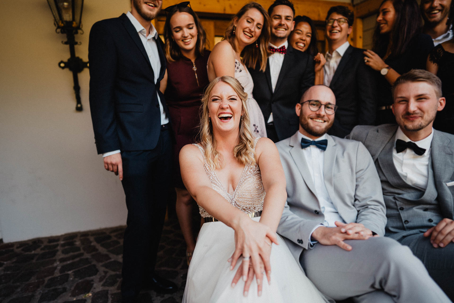 Sommerhochzeit auf dem Eckberg bei Kitchen and Soul fotografiert von Lisa & Andi Photography. Lustige Gruppenfotos.