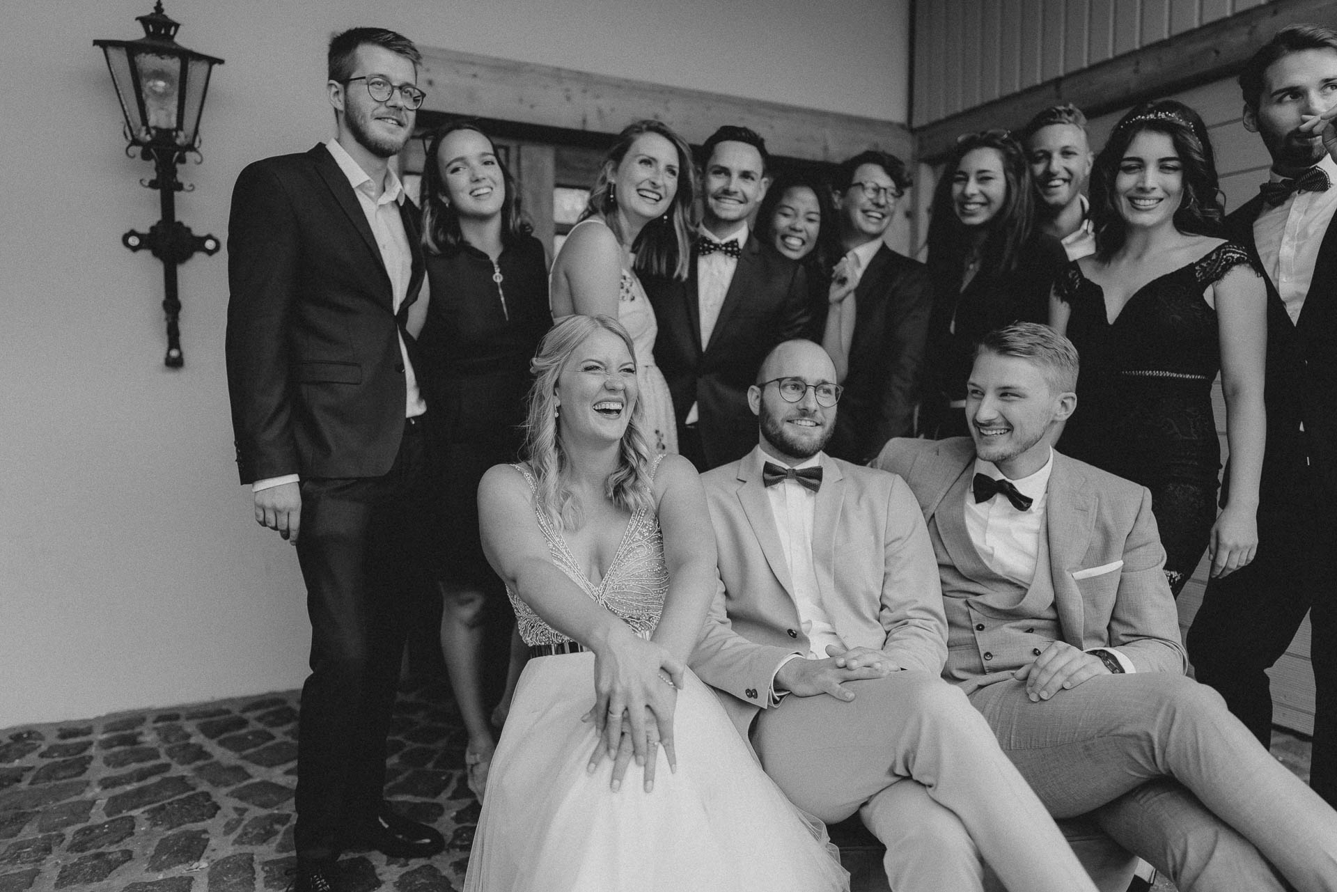 Sommerhochzeit auf dem Eckberg bei Kitchen and Soul fotografiert von Lisa & Andi Photography. Lustige Gruppenfotos.