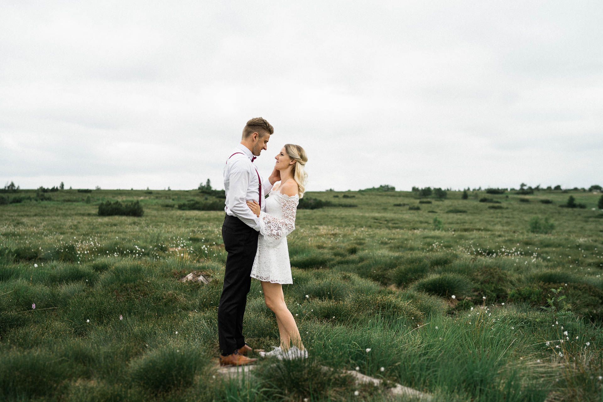 Braut und Bräutigam vor der Hochzeit im schönen Schwarzwald am Mummelsee fotografiert von Lisa & Andi Photography.