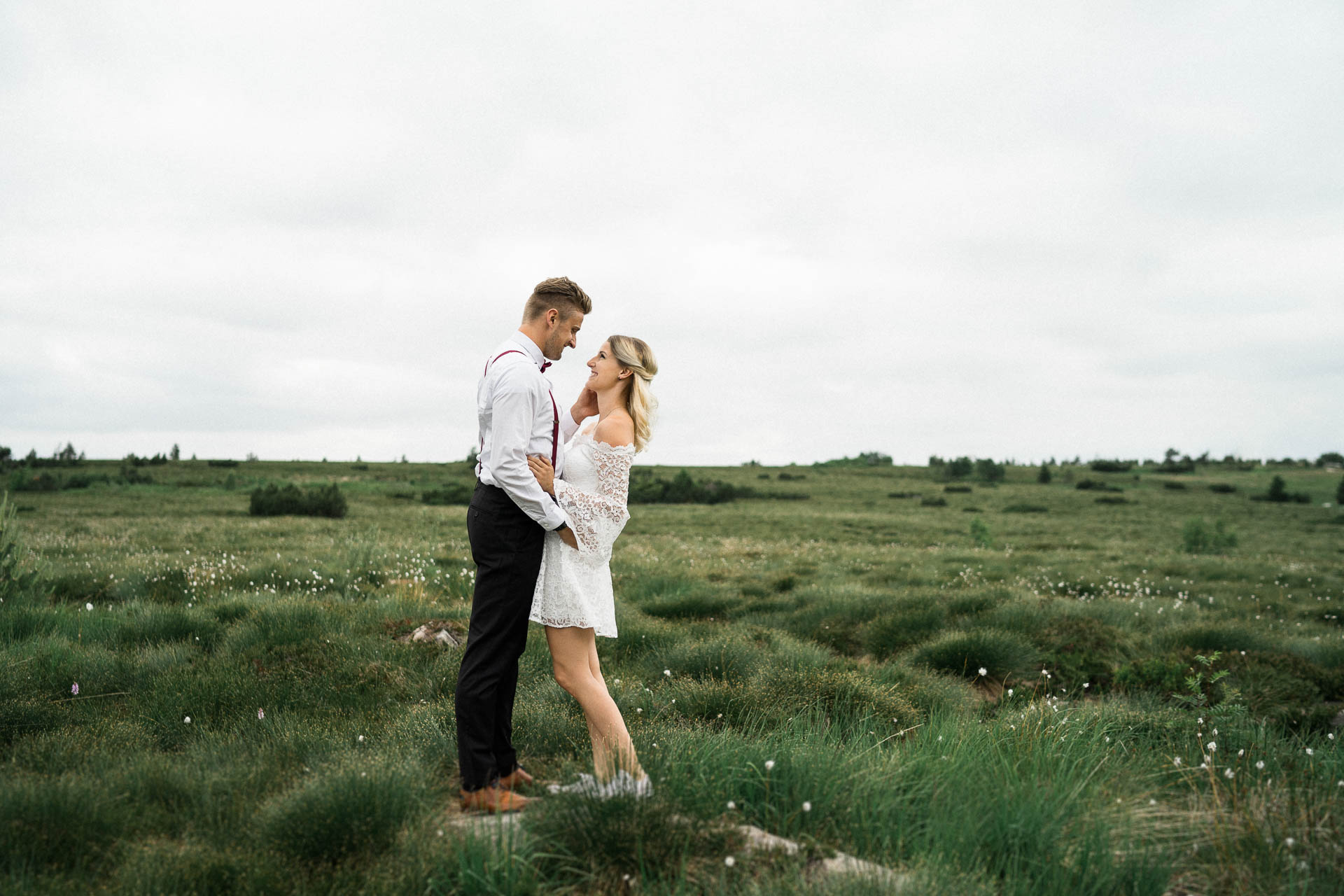 Braut und Bräutigam vor der Hochzeit im schönen Schwarzwald am Mummelsee fotografiert von Lisa & Andi Photography.