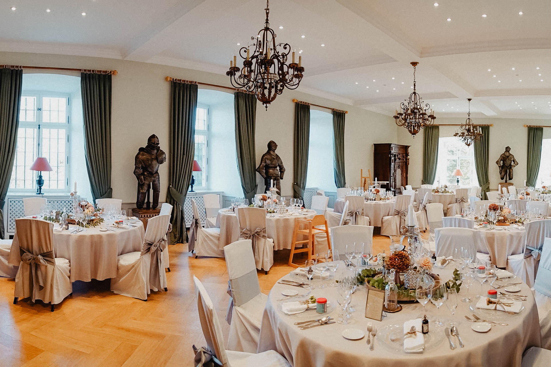 Romantische Schloss-Hochzeit im Schwarzwald auf Schloss Eberstein fotografiert von Lisa & Andi Photography. Schöne Hochzeitsdekoration von Arisi.