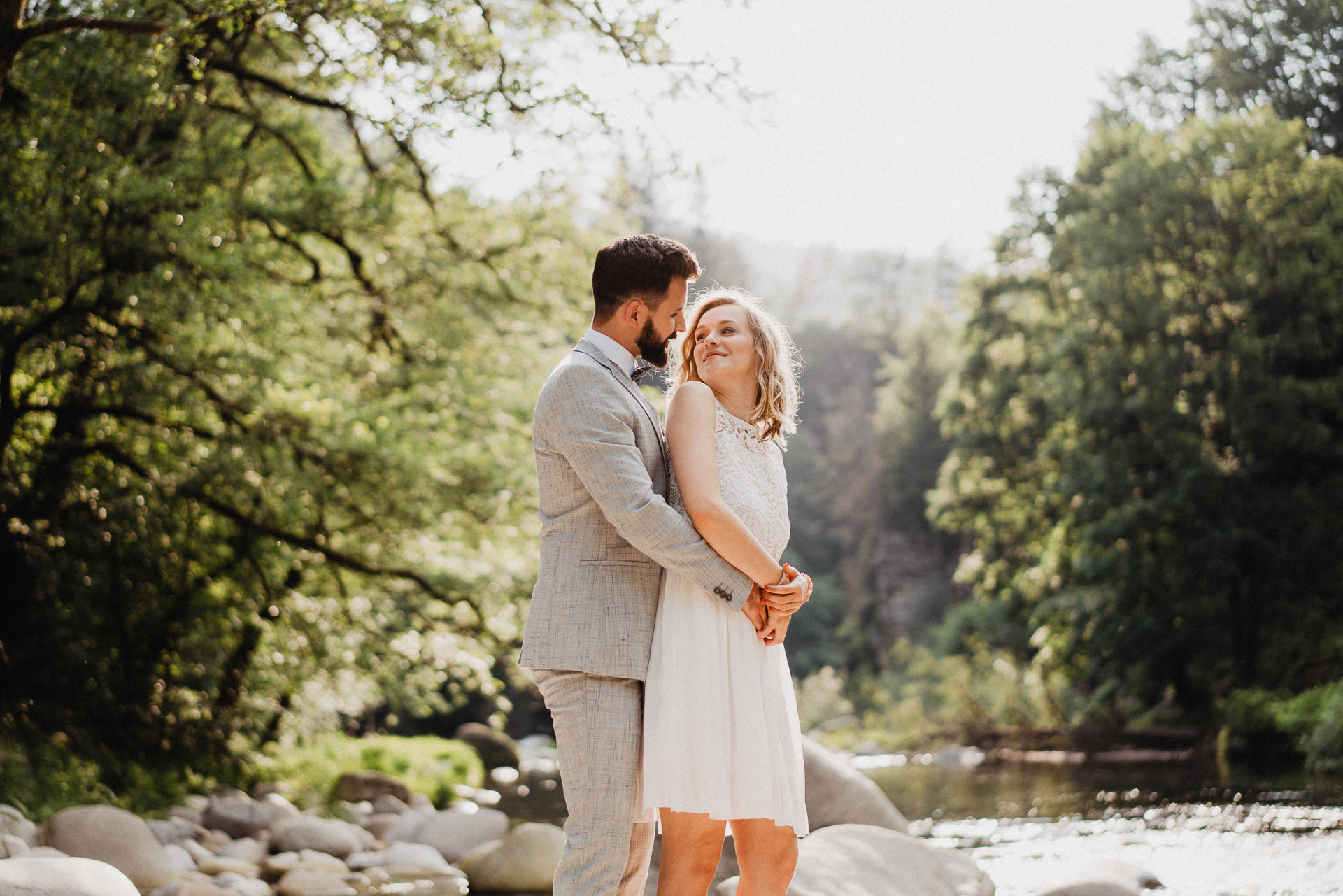 Romantisches Verlobungsshooting für die baldige Hochzeit im schönen Schwarzwald fotografiert von Lisa & Andi Photography.