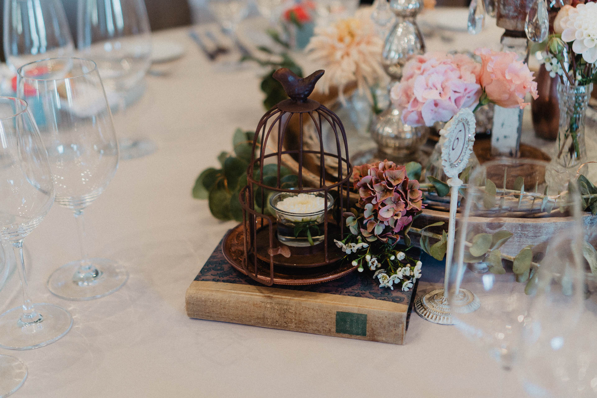 Romantische Schloss-Hochzeit im Schwarzwald auf Schloss Eberstein fotografiert von Lisa & Andi Photography. Schöne Hochzeitsdekoration von Arisi.