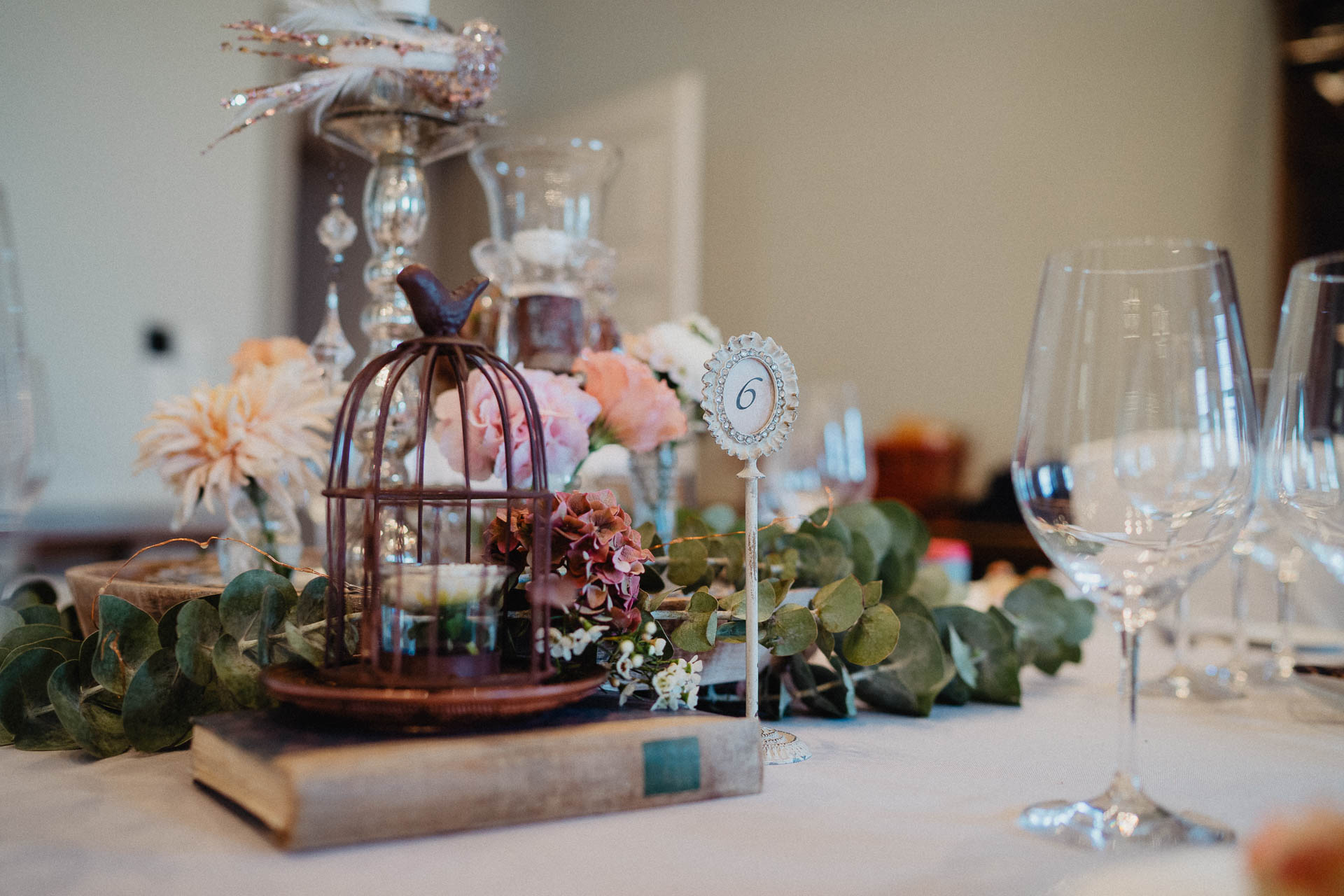 Romantische Schloss-Hochzeit im Schwarzwald auf Schloss Eberstein fotografiert von Lisa & Andi Photography. Schöne Hochzeitsdekoration von Arisi.