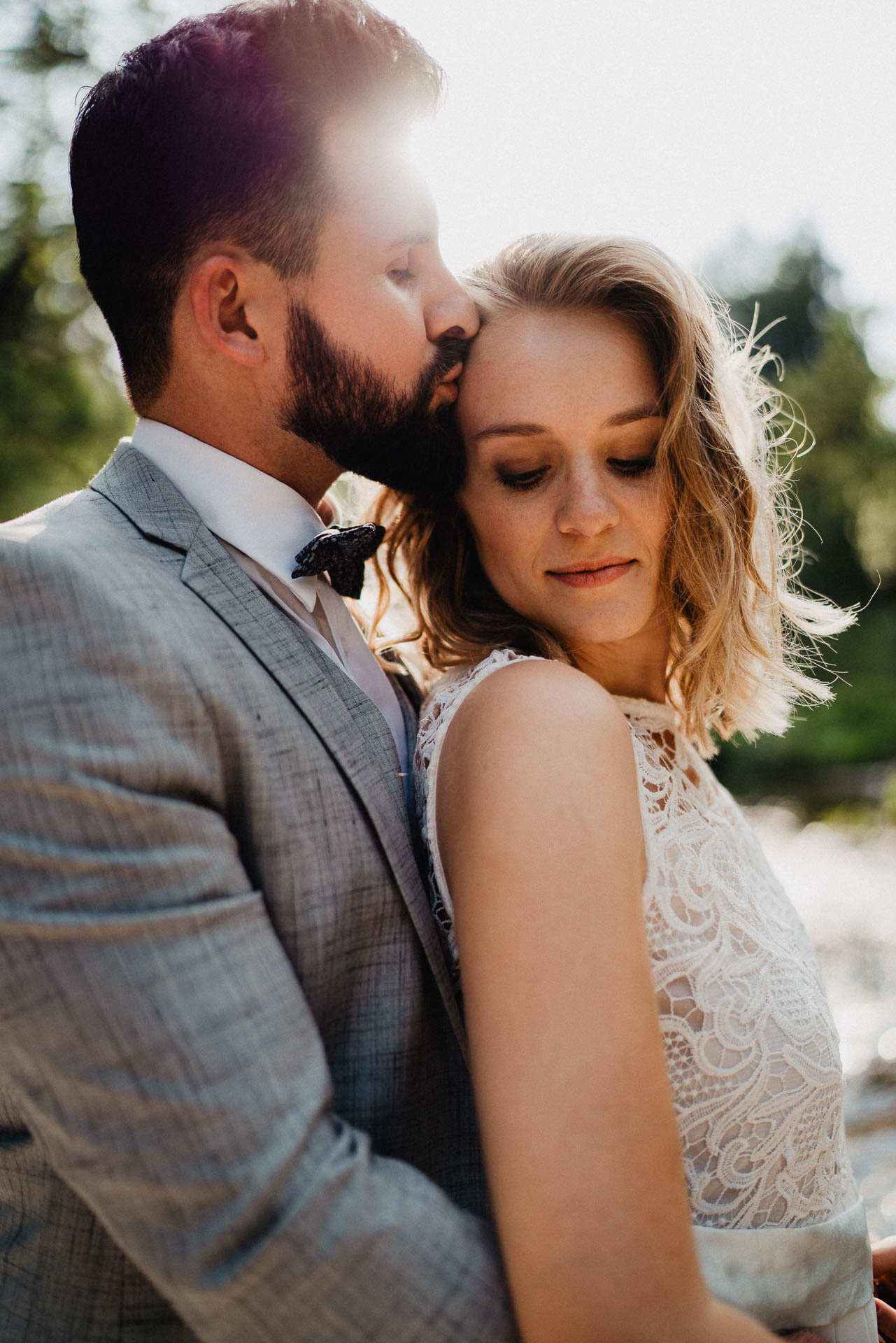 Romantisches Verlobungsshooting für die baldige Hochzeit im schönen Schwarzwald fotografiert von Lisa & Andi Photography.