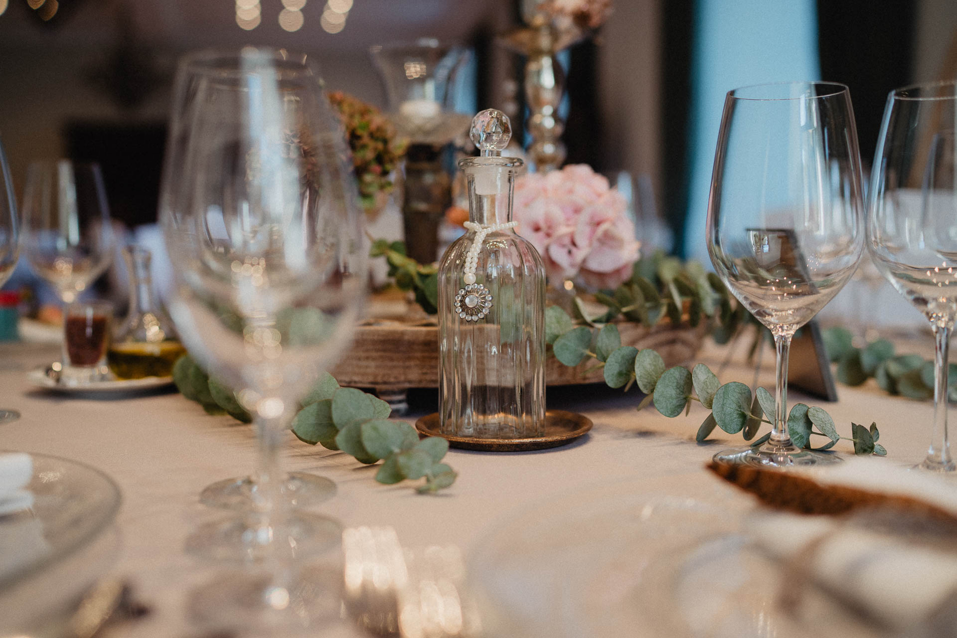 Romantische Schloss-Hochzeit im Schwarzwald auf Schloss Eberstein fotografiert von Lisa & Andi Photography. Schöne Hochzeitsdekoration von Arisi.