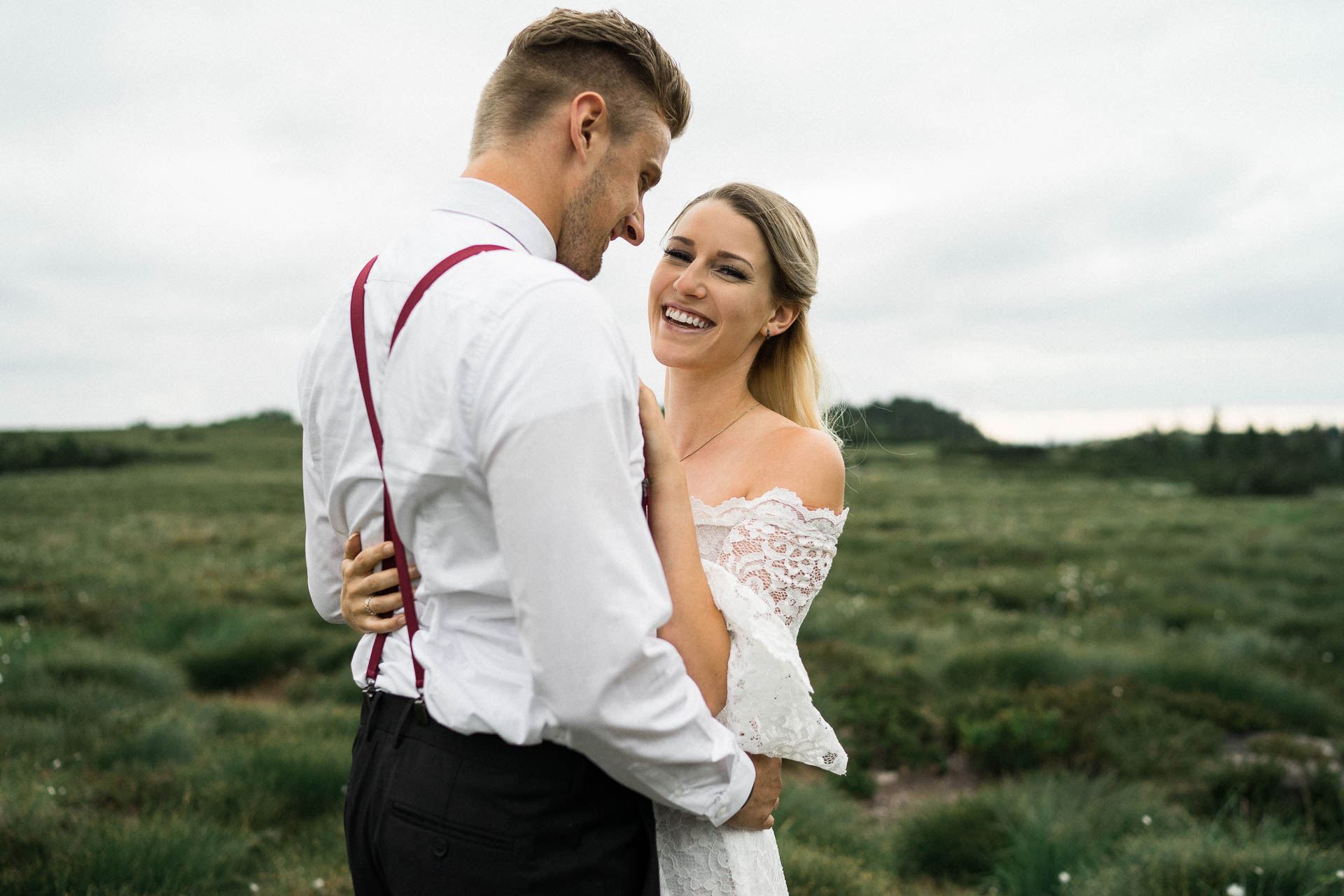Braut und Bräutigam vor der Hochzeit im schönen Schwarzwald am Mummelsee fotografiert von Lisa & Andi Photography.