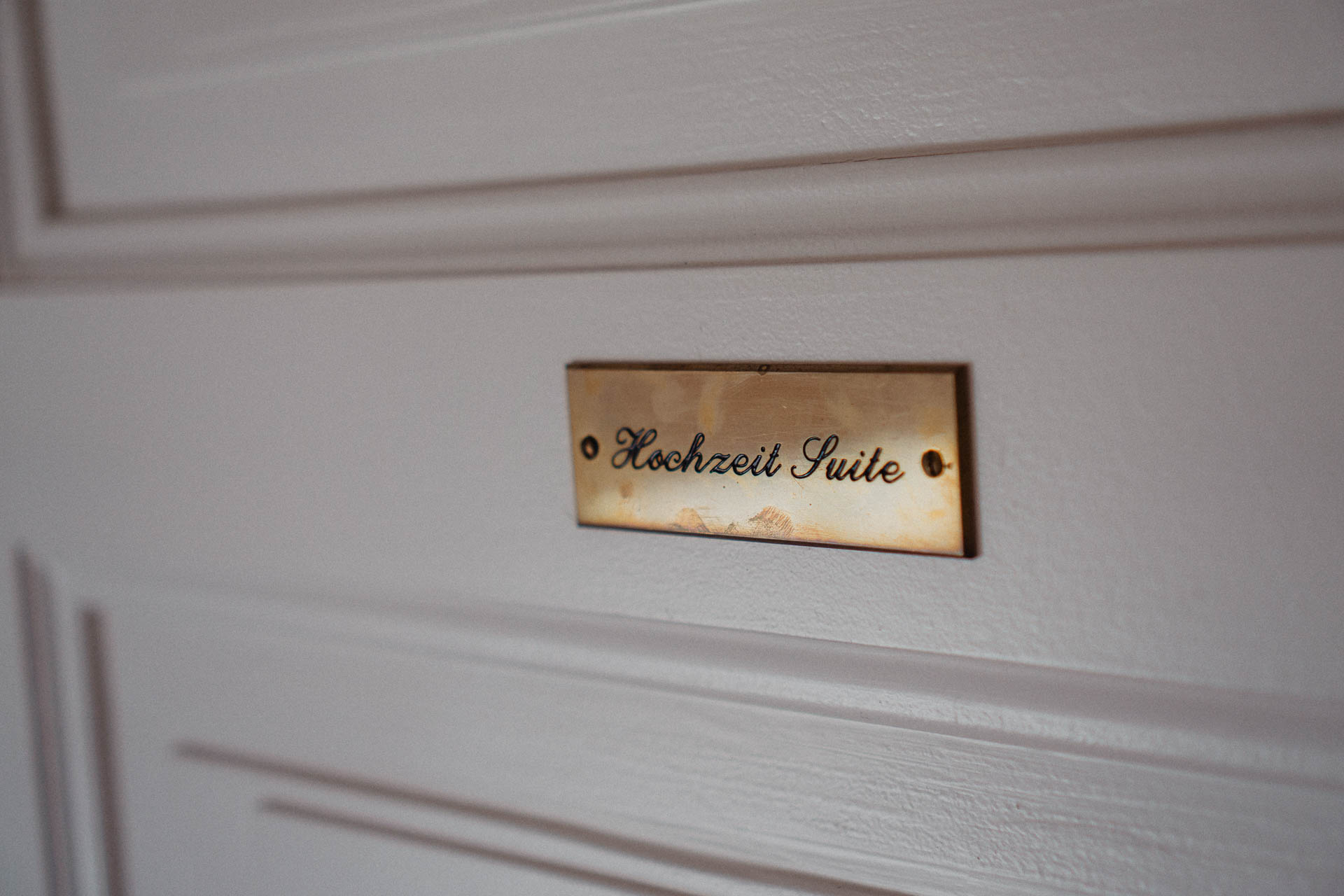 Romantische Schloss-Hochzeit im Schwarzwald auf Schloss Eberstein fotografiert von Lisa & Andi Photography. Braut und Bräutigam beim Getting Ready in der Hochzeitssuite.