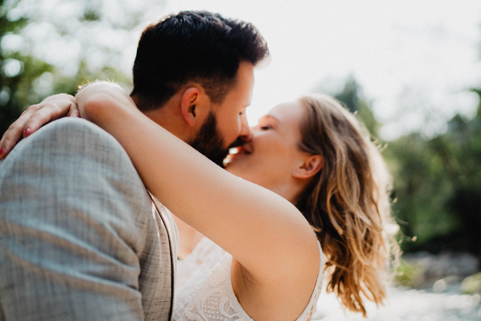 Romantisches Verlobungsshooting für die baldige Hochzeit im schönen Schwarzwald fotografiert von Lisa & Andi Photography.
