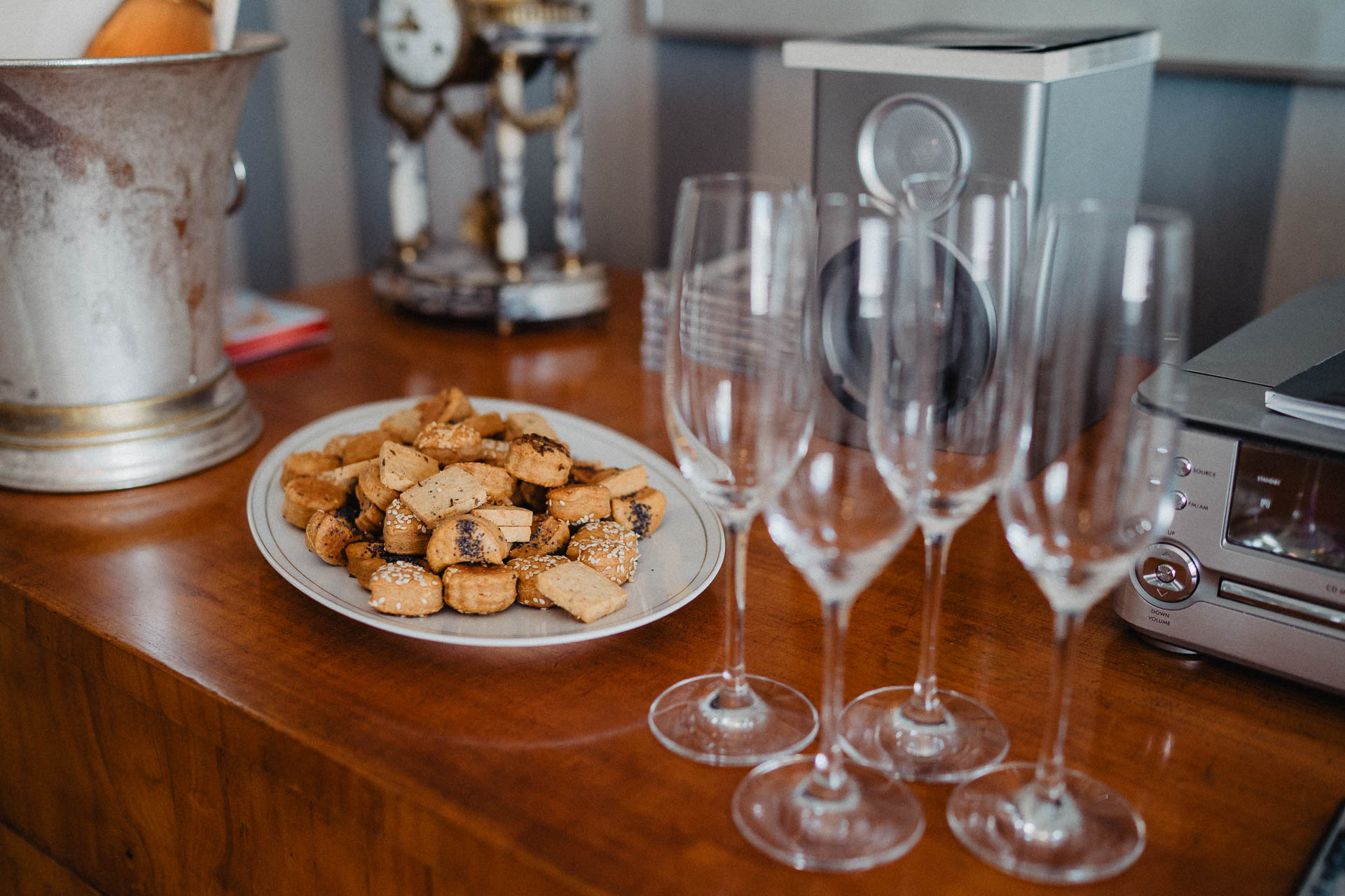 Romantische Schloss-Hochzeit im Schwarzwald auf Schloss Eberstein fotografiert von Lisa & Andi Photography. Braut und Bräutigam beim Getting Ready in der Hochzeitssuite.