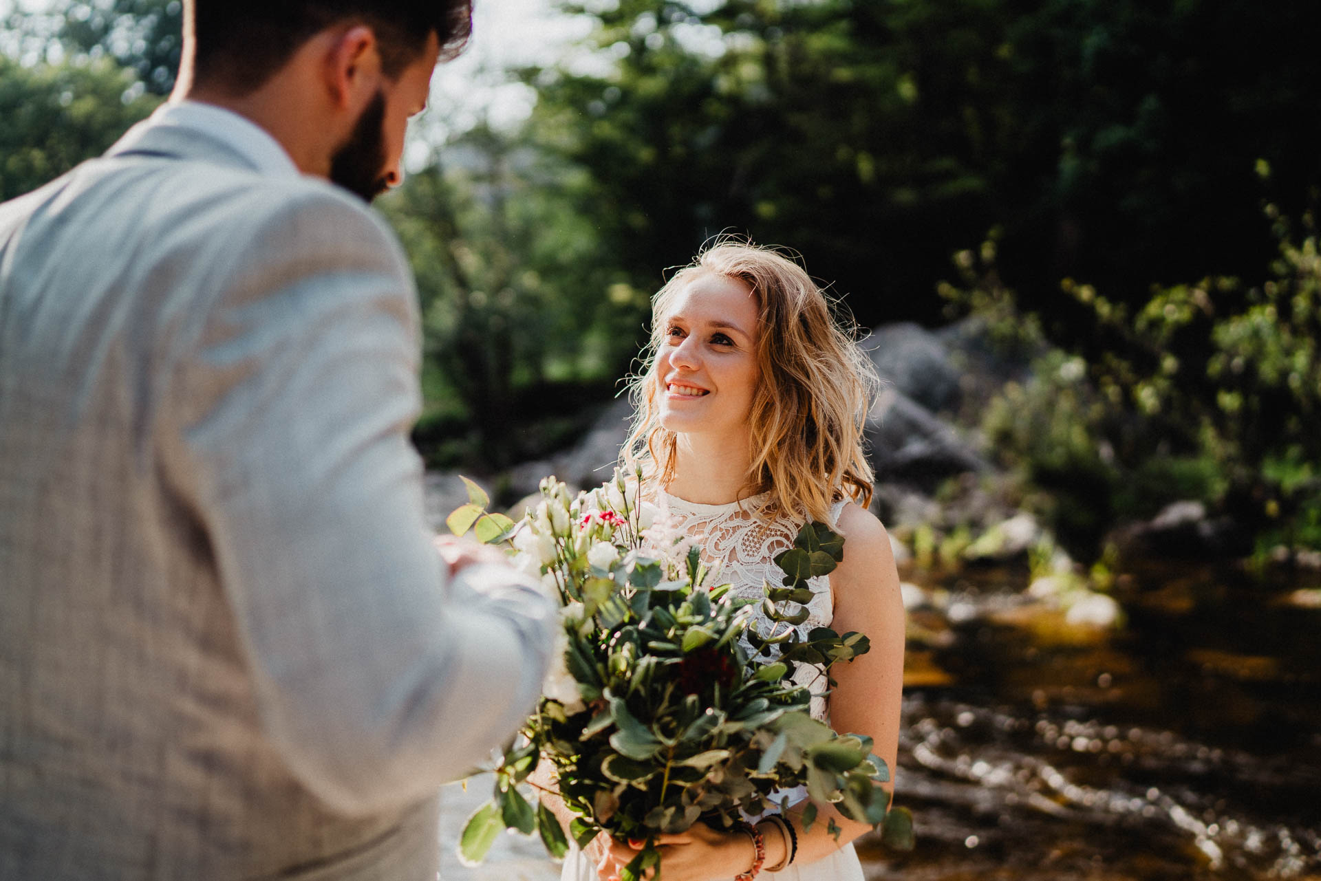 Romantisches Verlobungsshooting für die baldige Hochzeit im schönen Schwarzwald fotografiert von Lisa & Andi Photography.