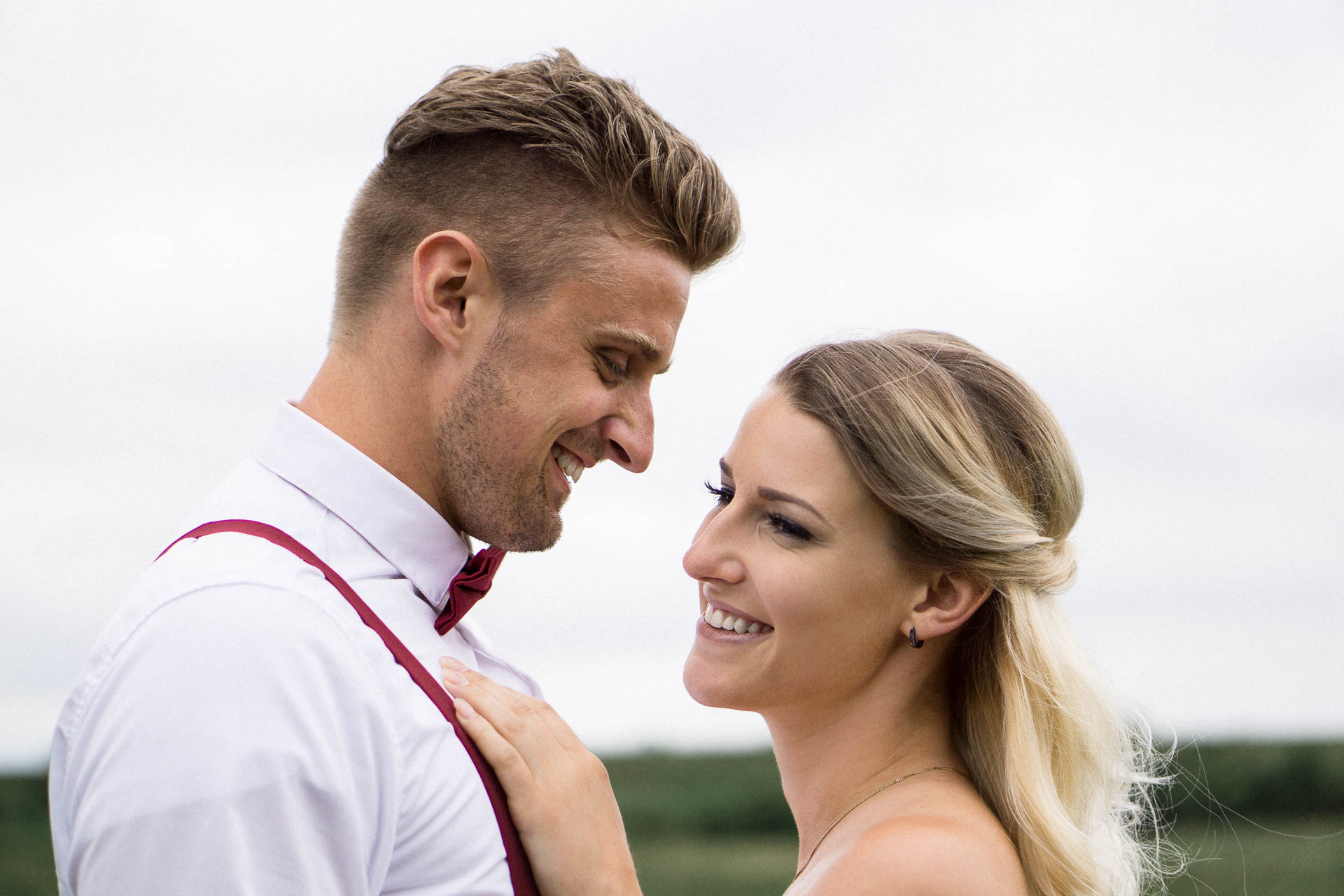 Braut und Bräutigam vor der Hochzeit im schönen Schwarzwald am Mummelsee fotografiert von Lisa & Andi Photography.