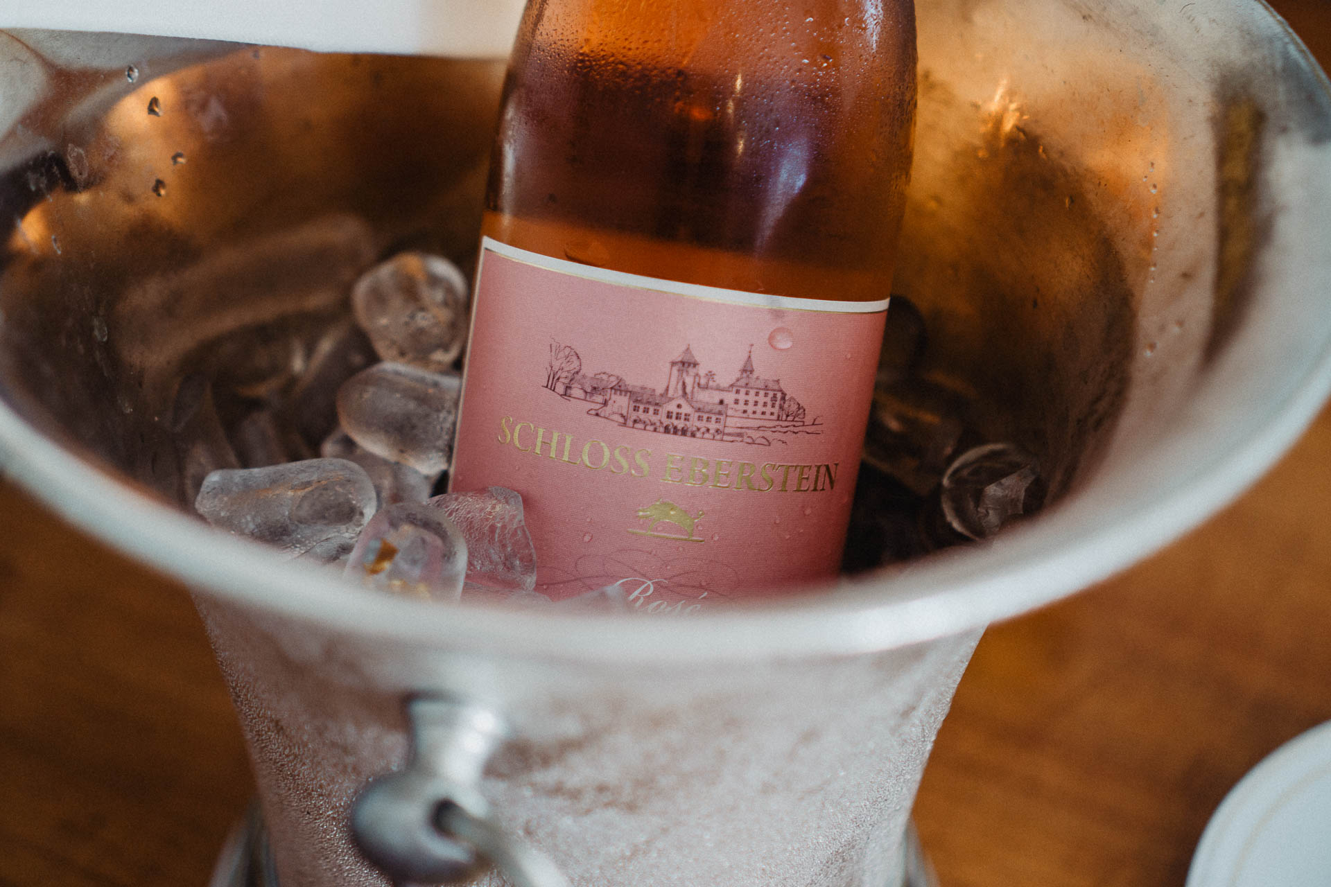 Romantische Schloss-Hochzeit im Schwarzwald auf Schloss Eberstein fotografiert von Lisa & Andi Photography. Braut und Bräutigam beim Getting Ready in der Hochzeitssuite.