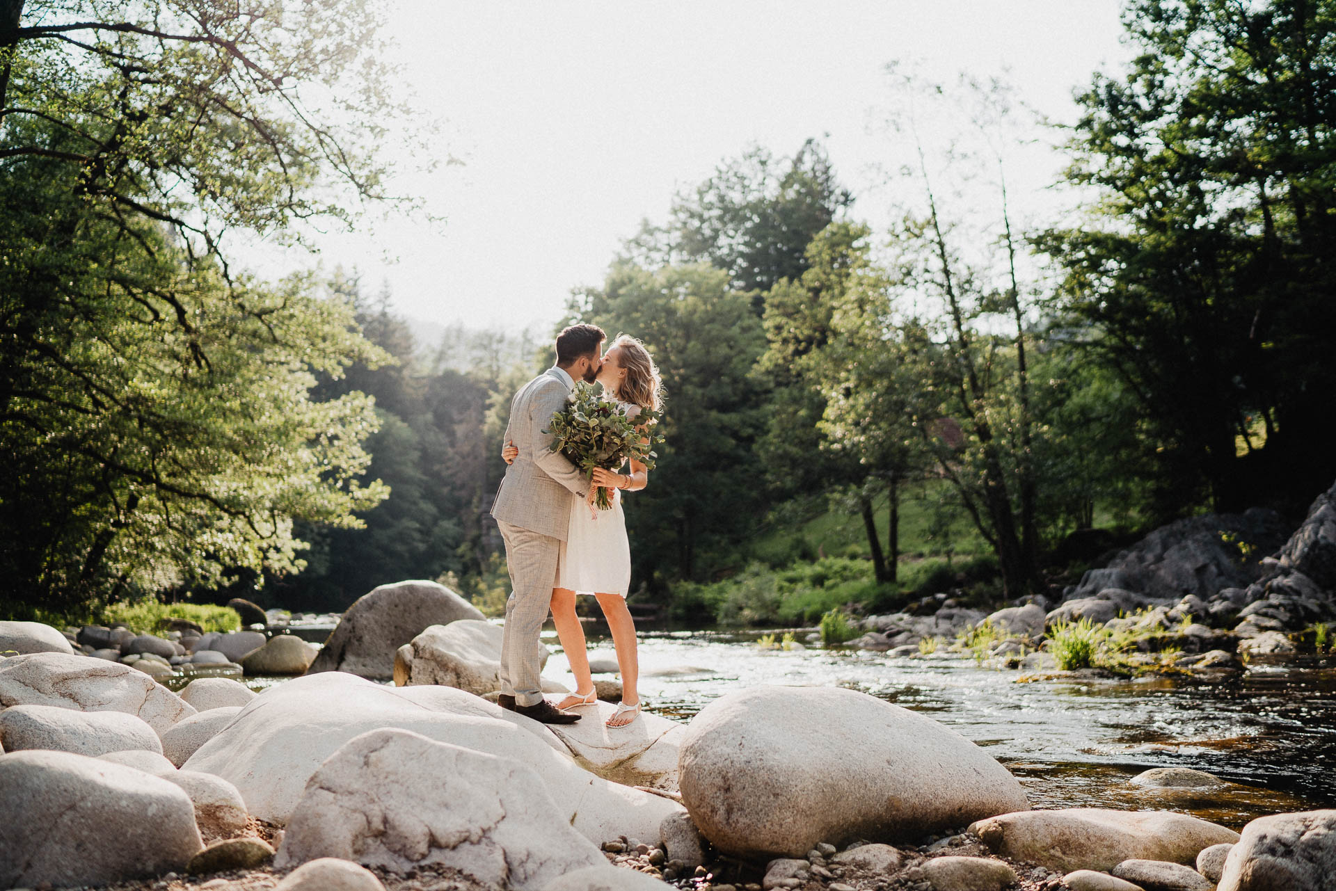 Romantisches Verlobungsshooting für die baldige Hochzeit im schönen Schwarzwald fotografiert von Lisa & Andi Photography.