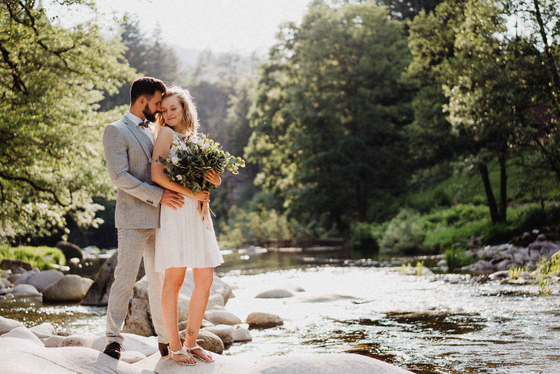 Romantisches Verlobungsshooting für die baldige Hochzeit im schönen Schwarzwald fotografiert von Lisa & Andi Photography.