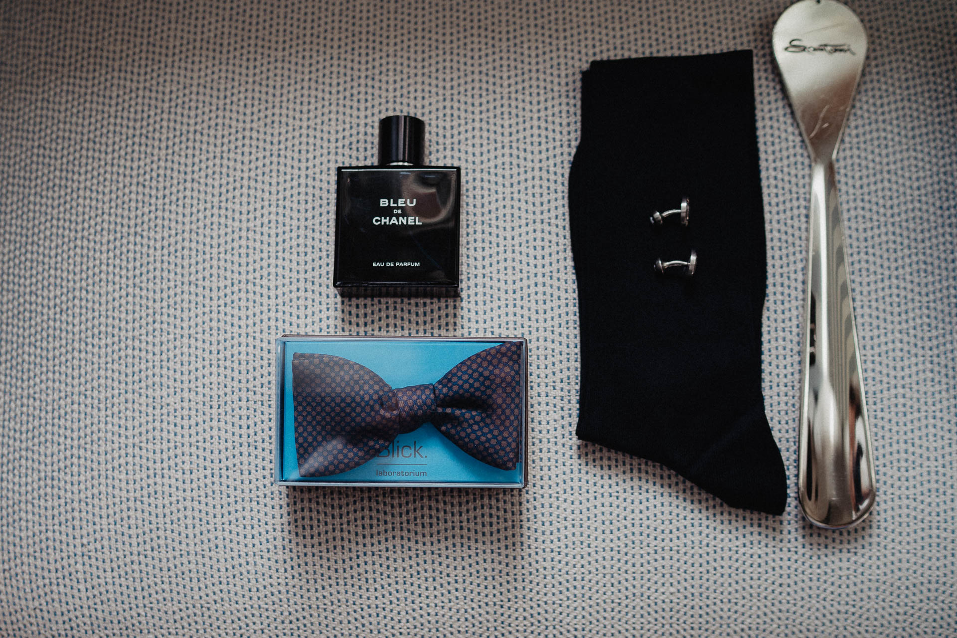 Romantische Schloss-Hochzeit im Schwarzwald auf Schloss Eberstein fotografiert von Lisa & Andi Photography. Braut und Bräutigam beim Getting Ready in der Hochzeitssuite.