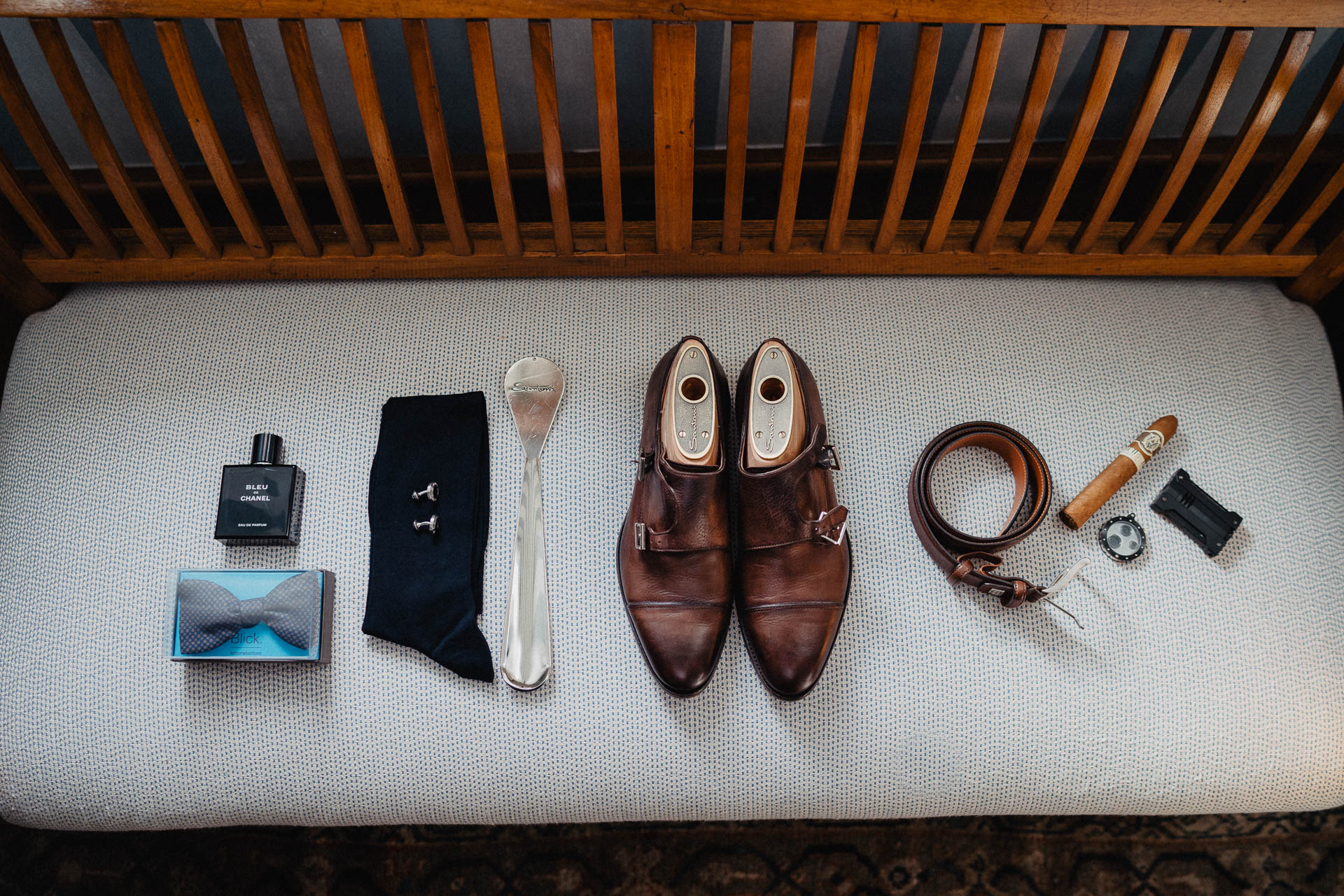 Romantische Schloss-Hochzeit im Schwarzwald auf Schloss Eberstein fotografiert von Lisa & Andi Photography. Braut und Bräutigam beim Getting Ready in der Hochzeitssuite.