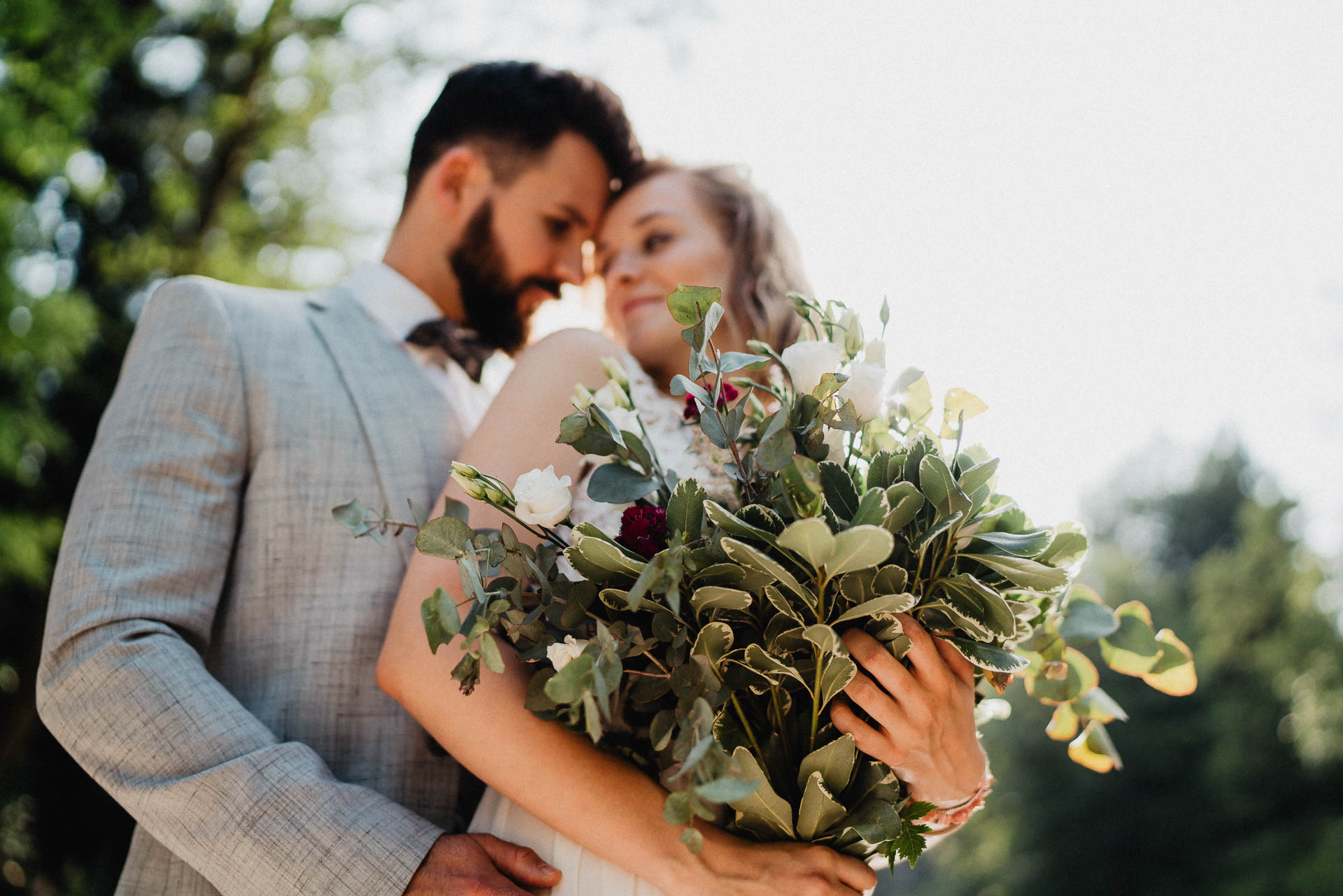 Romantisches Verlobungsshooting für die baldige Hochzeit im schönen Schwarzwald fotografiert von Lisa & Andi Photography.