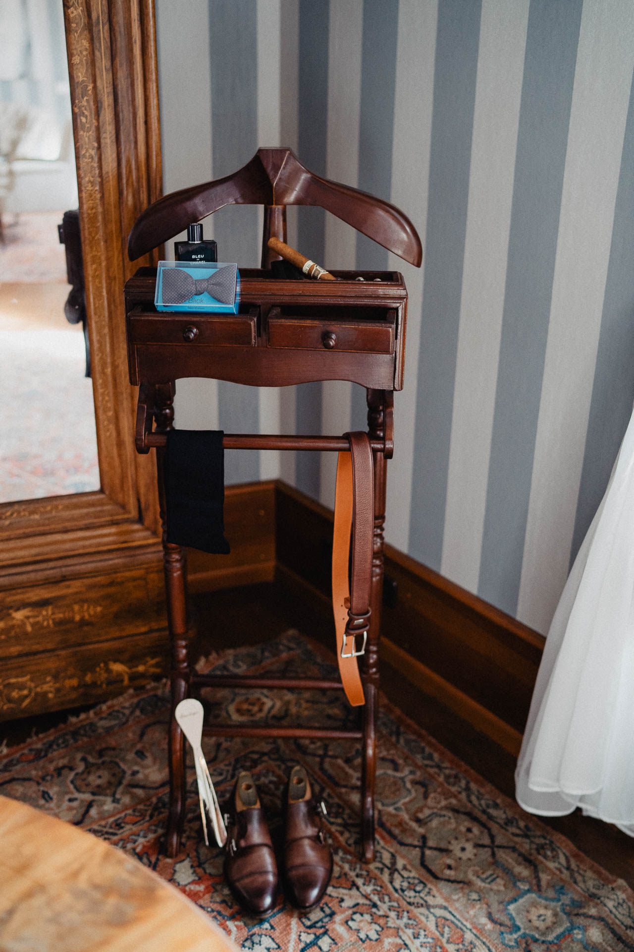 Romantische Schloss-Hochzeit im Schwarzwald auf Schloss Eberstein fotografiert von Lisa & Andi Photography. Braut und Bräutigam beim Getting Ready in der Hochzeitssuite.