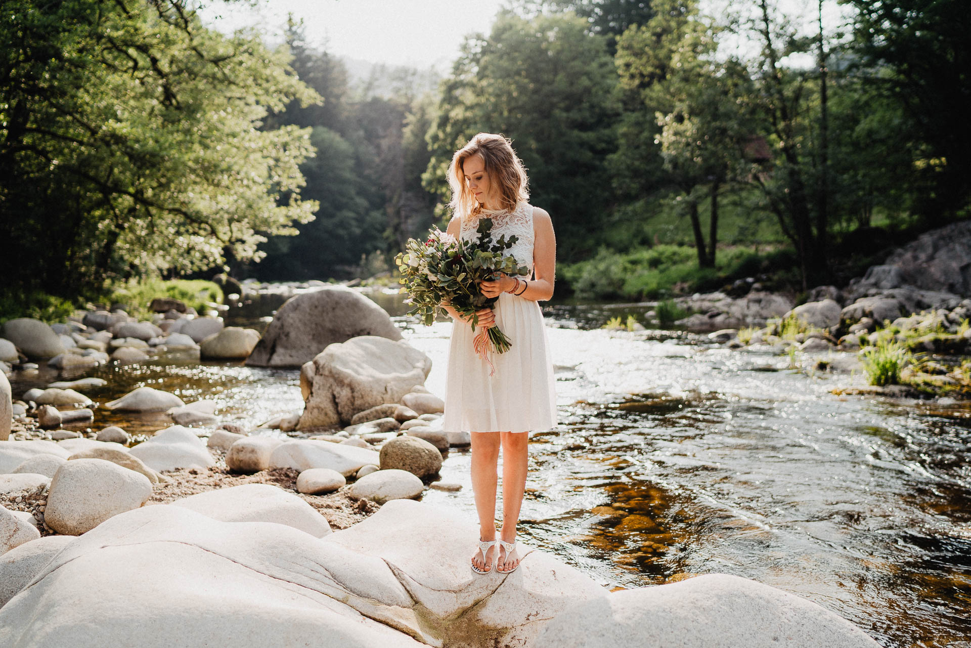 Romantisches Verlobungsshooting für die baldige Hochzeit im schönen Schwarzwald fotografiert von Lisa & Andi Photography.