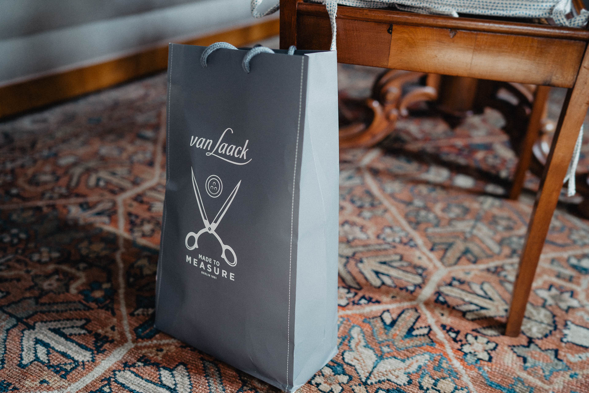 Romantische Schloss-Hochzeit im Schwarzwald auf Schloss Eberstein fotografiert von Lisa & Andi Photography. Braut und Bräutigam beim Getting Ready in der Hochzeitssuite.