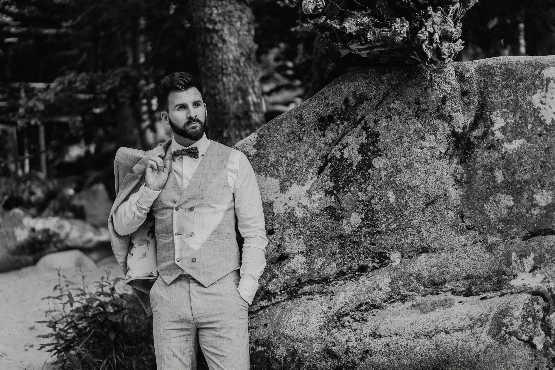 Romantisches Verlobungsshooting für die baldige Hochzeit im schönen Schwarzwald fotografiert von Lisa & Andi Photography.