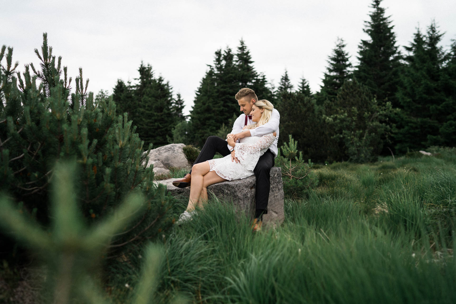 Braut und Bräutigam vor der Hochzeit im schönen Schwarzwald am Mummelsee fotografiert von Lisa & Andi Photography.