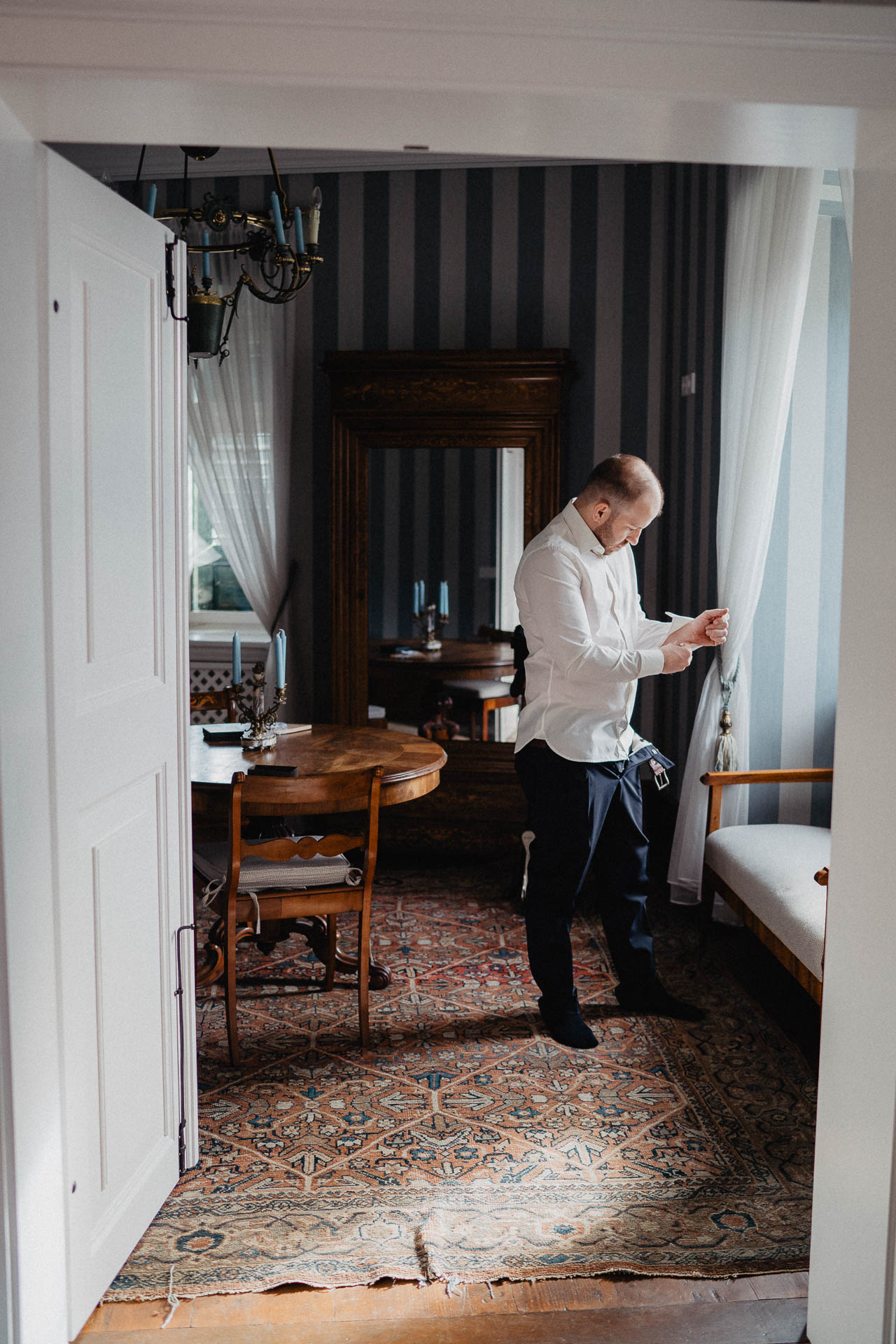 Romantische Schloss-Hochzeit im Schwarzwald auf Schloss Eberstein fotografiert von Lisa & Andi Photography. Braut und Bräutigam beim Getting Ready in der Hochzeitssuite.