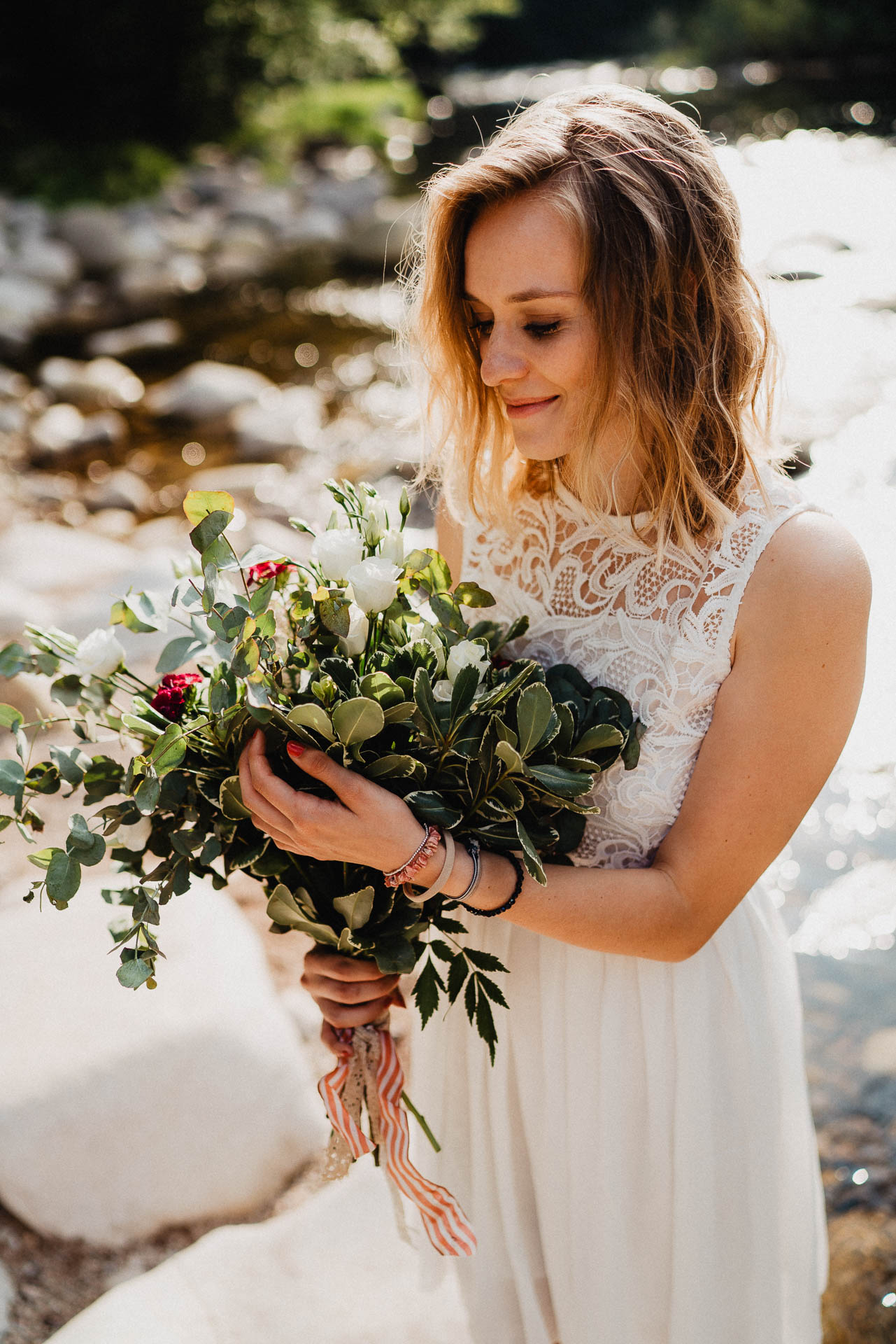 Romantisches Verlobungsshooting für die baldige Hochzeit im schönen Schwarzwald fotografiert von Lisa & Andi Photography.