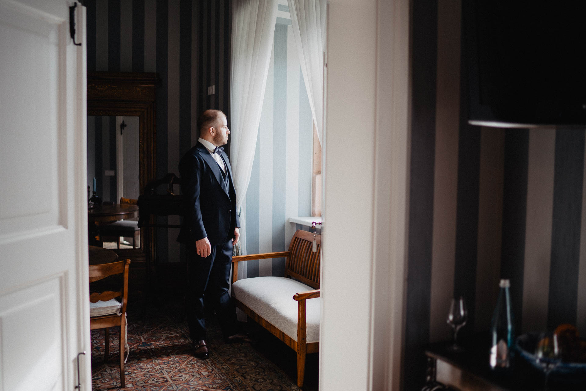 Romantische Schloss-Hochzeit im Schwarzwald auf Schloss Eberstein fotografiert von Lisa & Andi Photography. Braut und Bräutigam beim Getting Ready in der Hochzeitssuite.