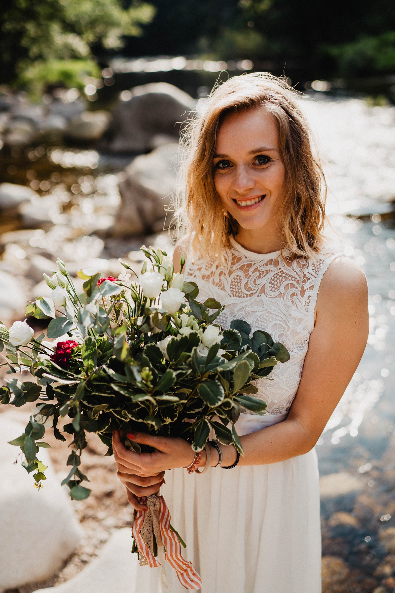 Romantisches Verlobungsshooting für die baldige Hochzeit im schönen Schwarzwald fotografiert von Lisa & Andi Photography.
