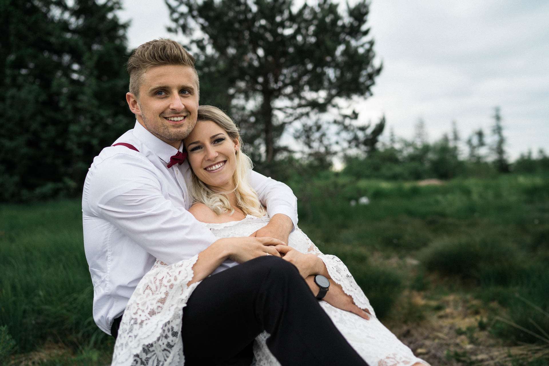 Braut und Bräutigam vor der Hochzeit im schönen Schwarzwald am Mummelsee fotografiert von Lisa & Andi Photography.