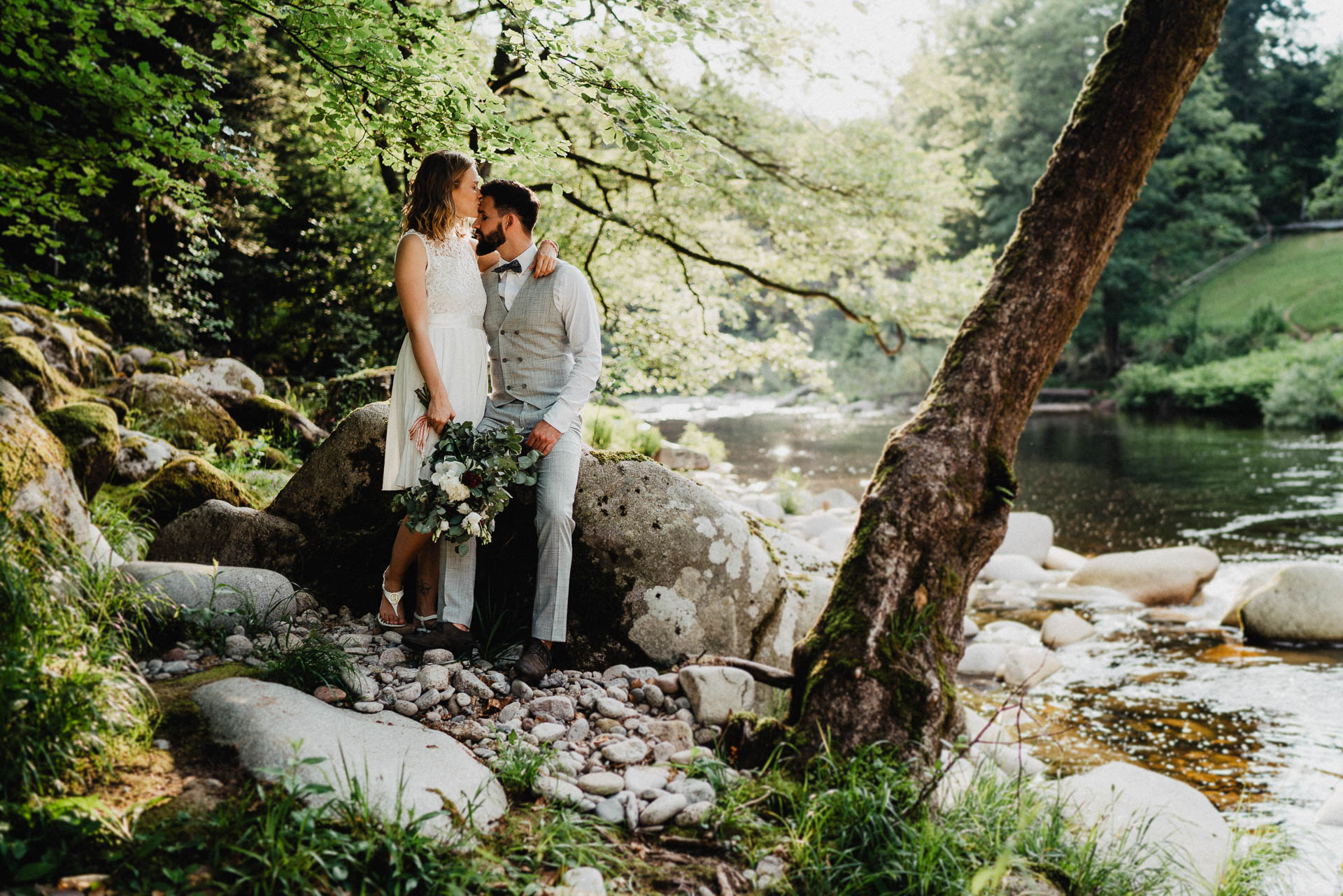 Romantisches Verlobungsshooting für die baldige Hochzeit im schönen Schwarzwald fotografiert von Lisa & Andi Photography.