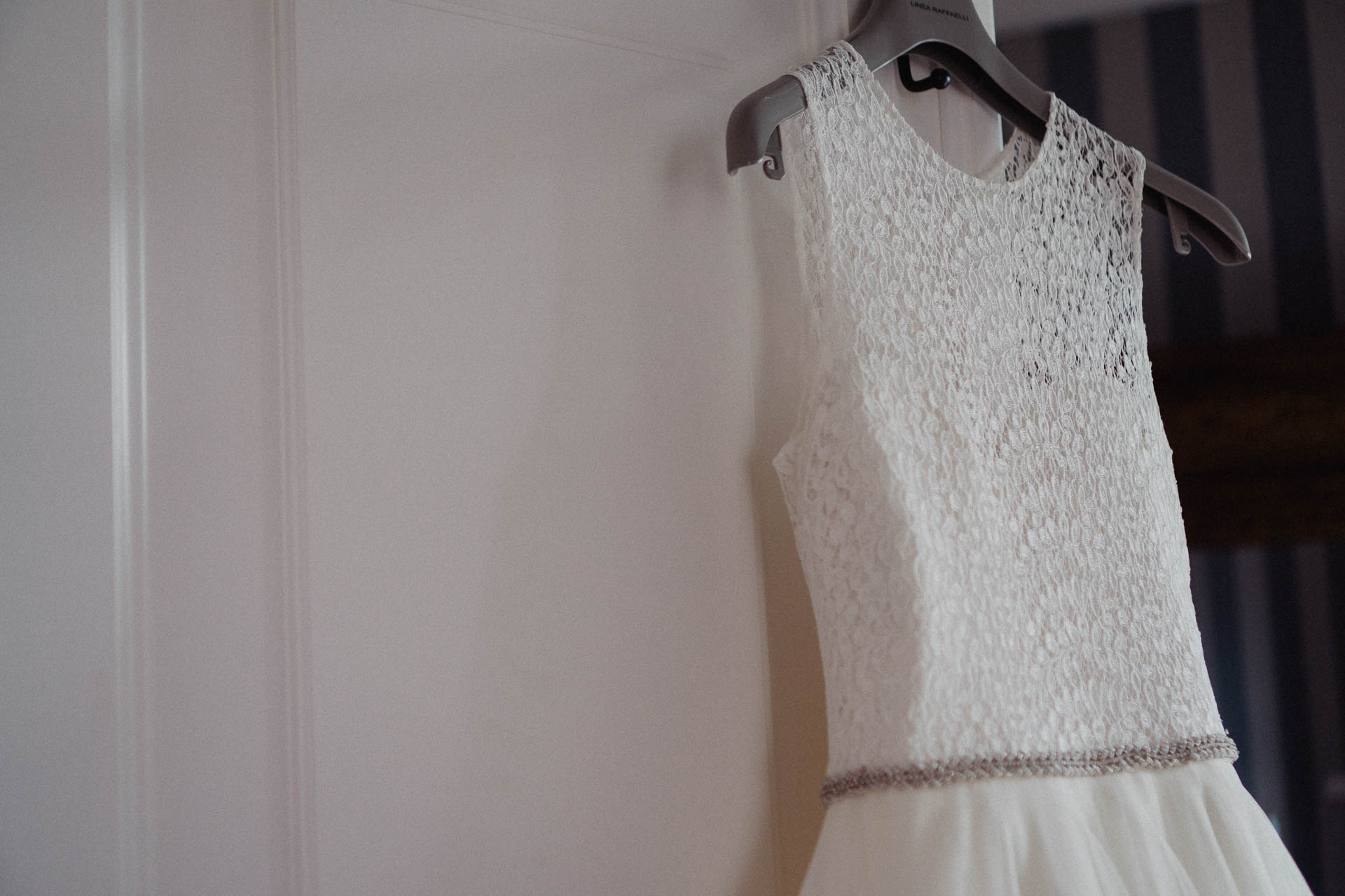 Romantische Schloss-Hochzeit im Schwarzwald auf Schloss Eberstein fotografiert von Lisa & Andi Photography. Schönes Brautkleid in der Hochzeitssuite.